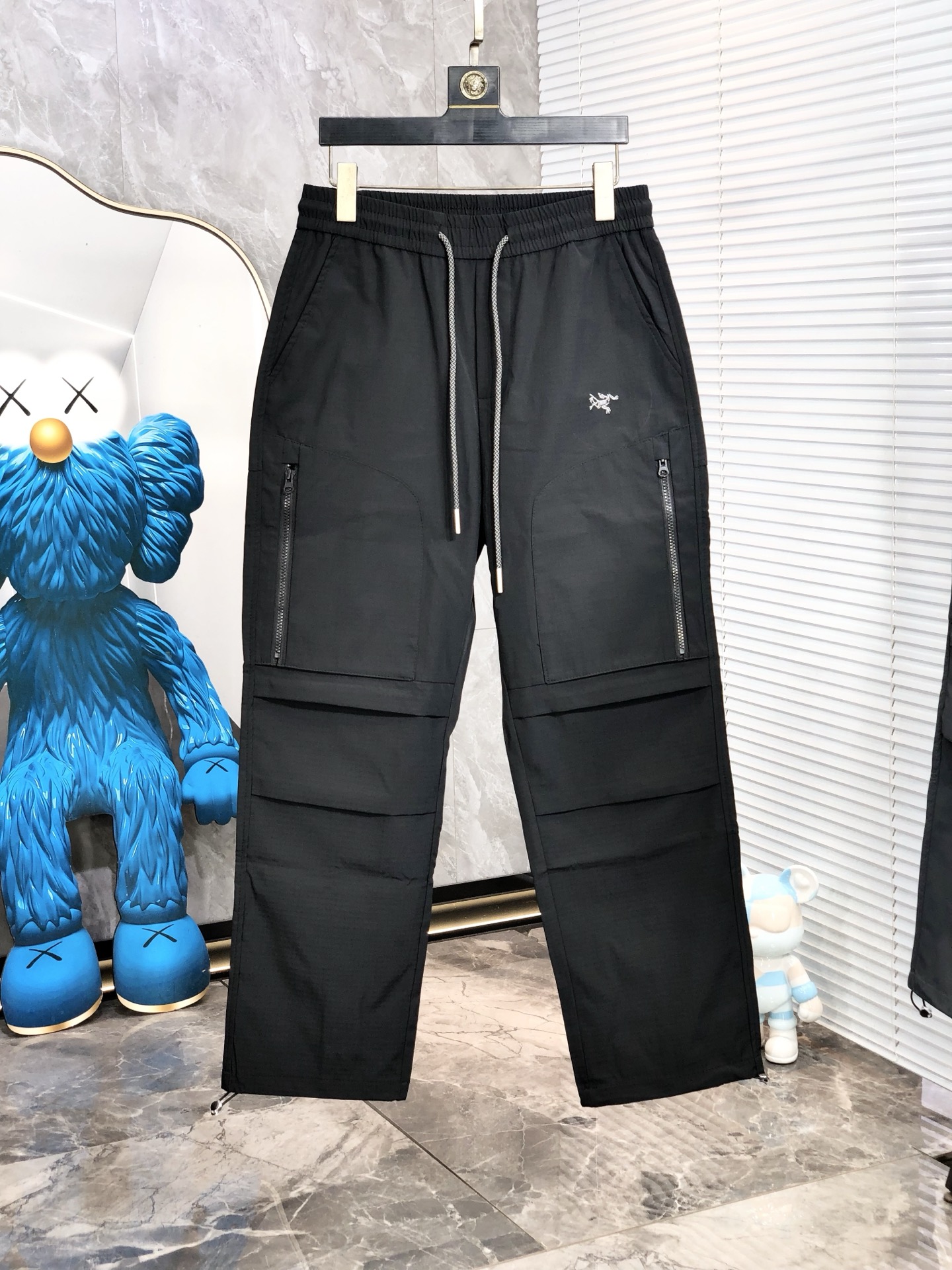 NO:433609,.Architecture Bird. 2025 spring and summer new casual work pants. Fashionable and casual casual style. Micro-stretch fabric. The fabric is comfortable and soft, breaking through the feel of conventional denim fabrics, not stuffy, and has excellent comfort. It is free and versatile. It is washed for a long time and does not deform. The upper body is excellent. h is elegant and elegant. 8. The design is constantly innovated but always maintains noble and elegant style and taste. The charm of fashion is fashionable and casual. The counter number is s-xxL.s wears 27.28, arc'teryx, alexander wang19860909.始祖鸟.2025春夏季新款休闲工装裤 时尚休闲 休闲版型 微弹力面料 面料舒适柔软,突破常规牛仔的面料手感,不闷热,舒适感极佳.随意百搭 久洗不变形 上身效果极佳.h大方优雅的剪裁,8设计不断创新却始终保持着高贵优雅的风格和品位 演绎时尚魅惑 时尚休闲佳品 专柜码数s-xxL.s穿27.28,arc'teryx,alexander wang,Men's clothing