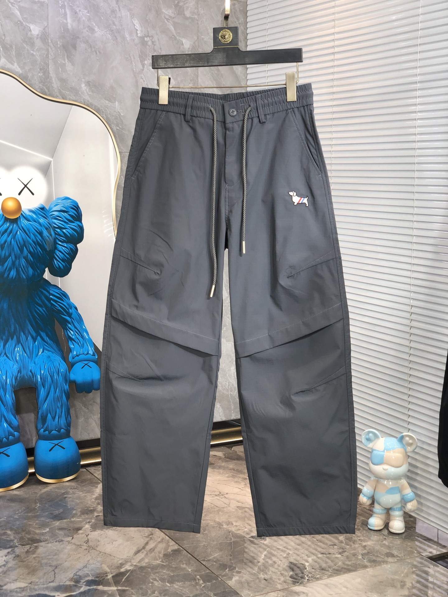 NO:433611,.TB. 2025 spring and summer new casual work pants Fashionable and casual casual style Micro-stretch fabric The fabric is comfortable and soft, breaking through the feel of conventional denim fabrics, not stuffy, and has excellent comfort. It is free and versatile, and it does not deform for a long time. The upper body effect is excellent. h is elegant and elegant, 8 design is constantly innovating but always maintains noble and elegant style and taste, interpreting fashion charm, fashionable and casual products, counter code number s-xxL.s wear 27.28,,alexander wang19860909.TB.2025春夏季新款休闲工装裤 时尚休闲 休闲版型 微弹力面料 面料舒适柔软,突破常规牛仔的面料手感,不闷热,舒适感极佳.随意百搭 久洗不变形 上身效果极佳.h大方优雅的剪裁,8设计不断创新却始终保持着高贵优雅的风格和品位 演绎时尚魅惑 时尚休闲佳品 专柜码数s-xxL.s穿27.28,,alexander wang,Men's clothing