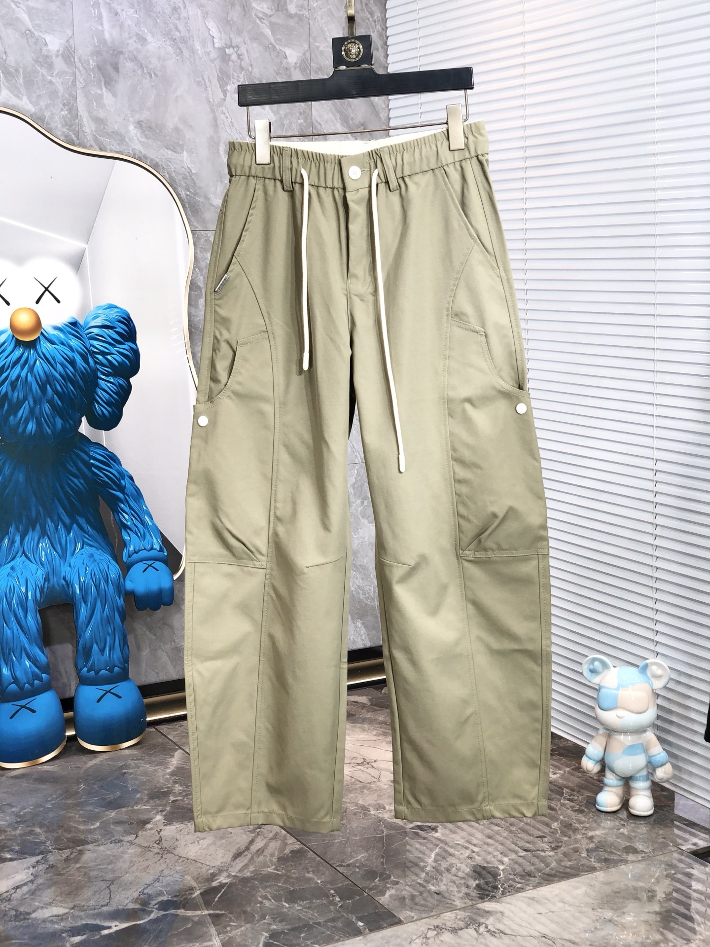 NO:433621,.Balenciaga. New style casual work pants in spring and summer 2025 Fashion and casual casual style Micro-stretch fabric The fabric is comfortable and soft, breaking through the feel of conventional denim fabrics, not stuffy, and excellent comfort. It is free and versatile, and it does not deform for a long time. The upper body effect is excellent. h is elegant and elegant, 8 design is constantly innovating but always maintains noble and elegant style and taste, interpreting fashion charm, fashionable and casual products, counter code number s-xxL.s wear 27.28,,balenciaga,alexander wang19860909.巴黎世家.2025春夏季新款休闲工装裤 时尚休闲 休闲版型 微弹力面料 面料舒适柔软,突破常规牛仔的面料手感,不闷热,舒适感极佳.随意百搭 久洗不变形 上身效果极佳.h大方优雅的剪裁,8设计不断创新却始终保持着高贵优雅的风格和品位 演绎时尚魅惑 时尚休闲佳品 专柜码数s-xxL.s穿27.28,,balenciaga,alexander wang,Men's clothing