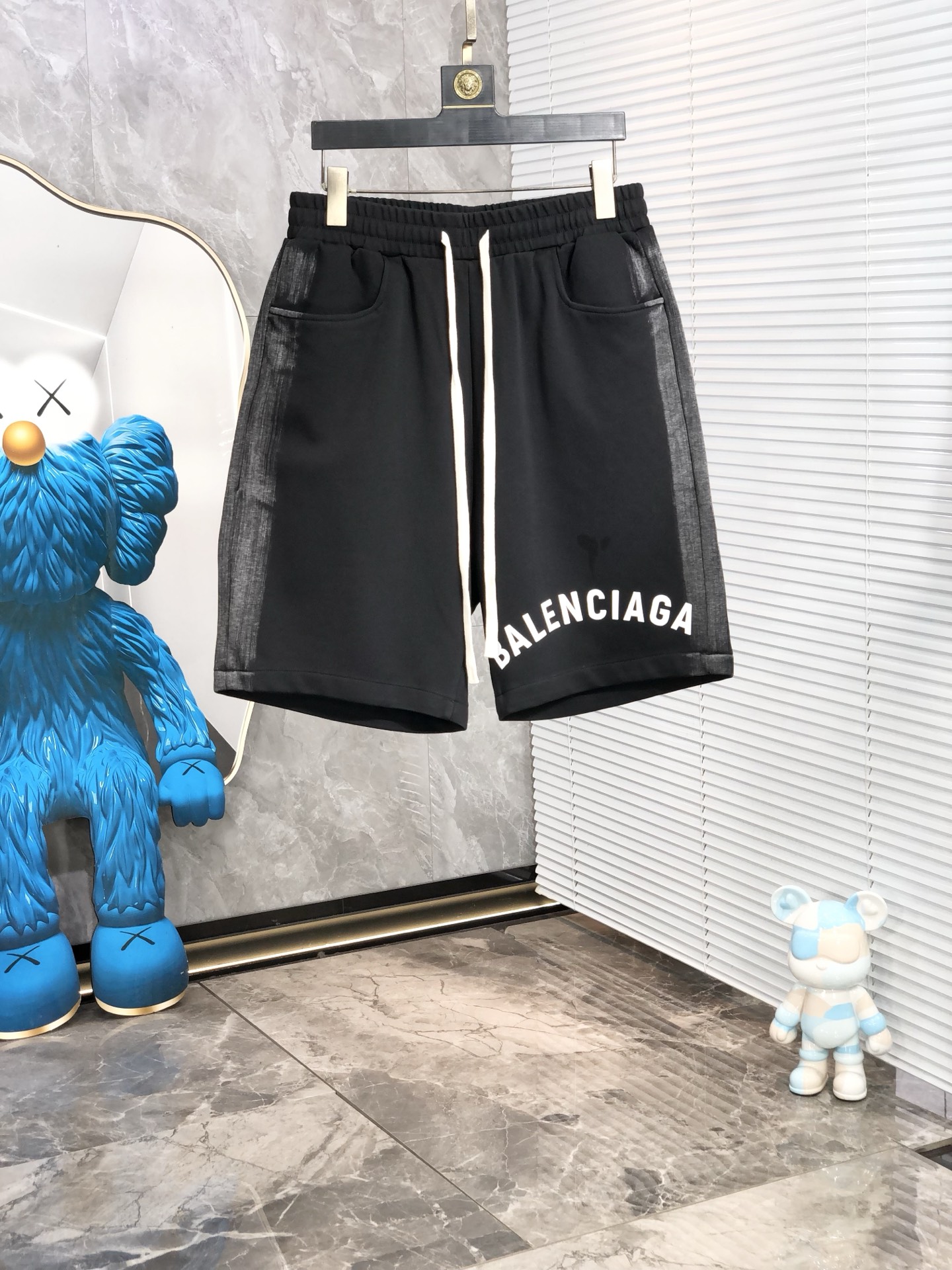 NO:433614,.Balenica. New spring and summer elastic strap casual shorts, customized counter fabric, breathable and comfortable, impeccable details, brand element design concept, h reflects high quality.8 delicate and soft feel!  It is casually cut, with a great upper body style!  Count s-xxL.s wear 27.28, balenciaga, shorts, alexander wang19860909.巴黎世家.25春夏新款松紧带休闲短裤,专柜定制面料 透气舒适度高,细节无可挑剔,品牌元素设计理念,h体现高品质.8手感细腻柔软！呈现休闲裁剪,上身版型超赞！码数s-xxL.s穿27.28,,balenciaga,shorts,alexander wang,Men's clothing