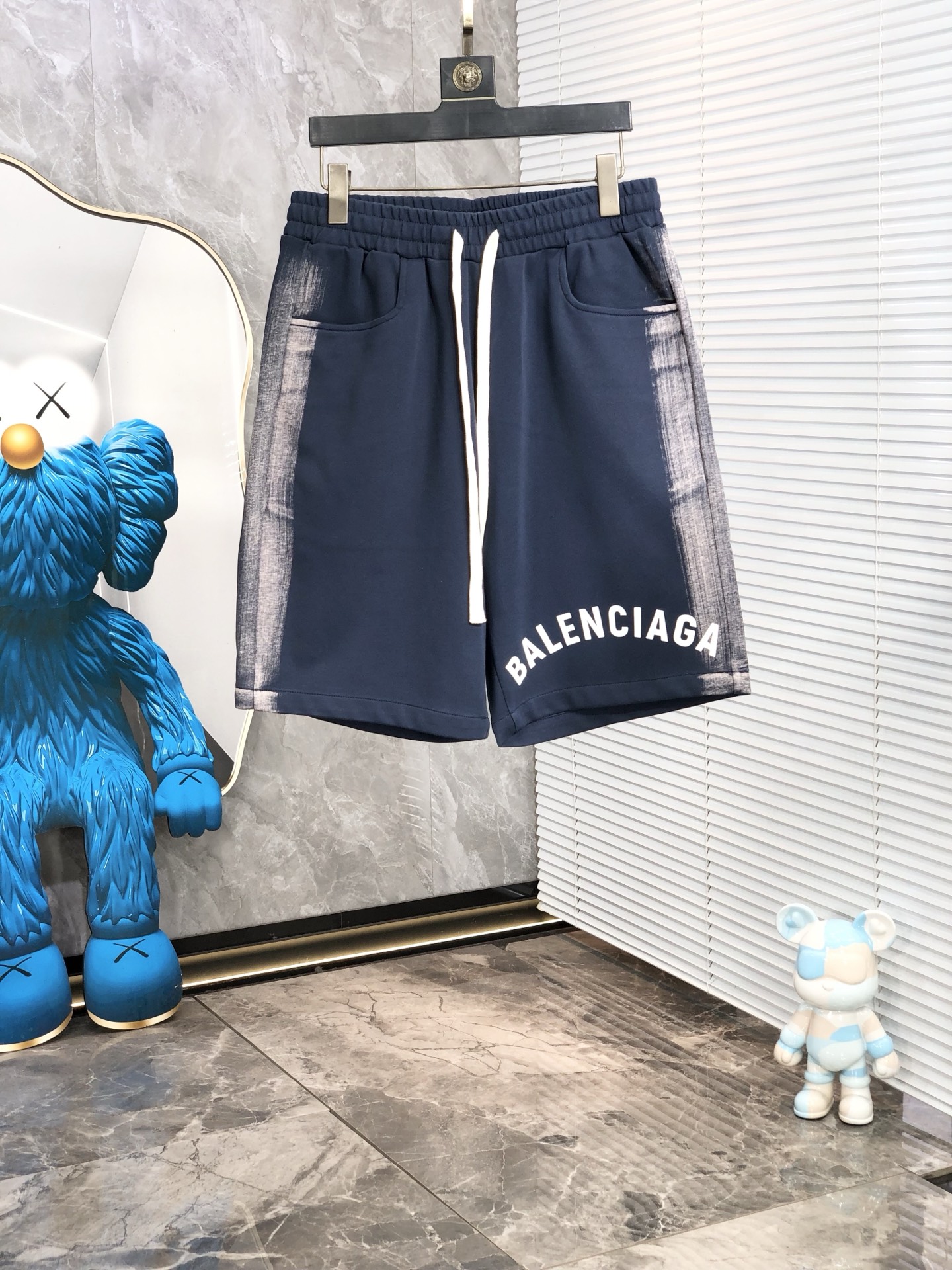 NO:433600,.Balenica. New spring and summer elastic strap casual shorts, customized counter fabric, breathable and comfortable, impeccable details, brand element design concept, h reflects high quality.8 delicate and soft feel!  It is casually cut, with a great upper body style!  Count s-xxL.s wear 27.28, balenciaga, shorts, alexander wang19860909.巴黎世家.25春夏新款松紧带休闲短裤,专柜定制面料 透气舒适度高,细节无可挑剔,品牌元素设计理念,h体现高品质.8手感细腻柔软！呈现休闲裁剪,上身版型超赞！码数s-xxL.s穿27.28,,balenciaga,shorts,alexander wang,Men's clothing