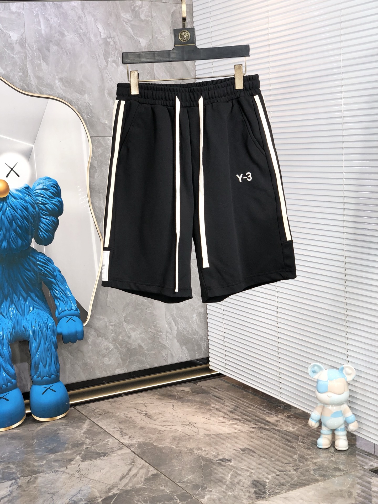 NO:433603,.Y3.25 spring and summer new elastic strap casual shorts, customized counter fabric, breathable and comfortable, impeccable details, brand element design concept, h reflects high quality.8 delicate and soft feel!  It is casually cut, with a great upper body style!  Count s-xxL.s wear 27.28, shorts, alexander wang19860909.Y3.25春夏新款松紧带休闲短裤,专柜定制面料 透气舒适度高,细节无可挑剔,品牌元素设计理念,h体现高品质.8手感细腻柔软！呈现休闲裁剪,上身版型超赞！码数s-xxL.s穿27.28,,shorts,alexander wang,Men's clothing