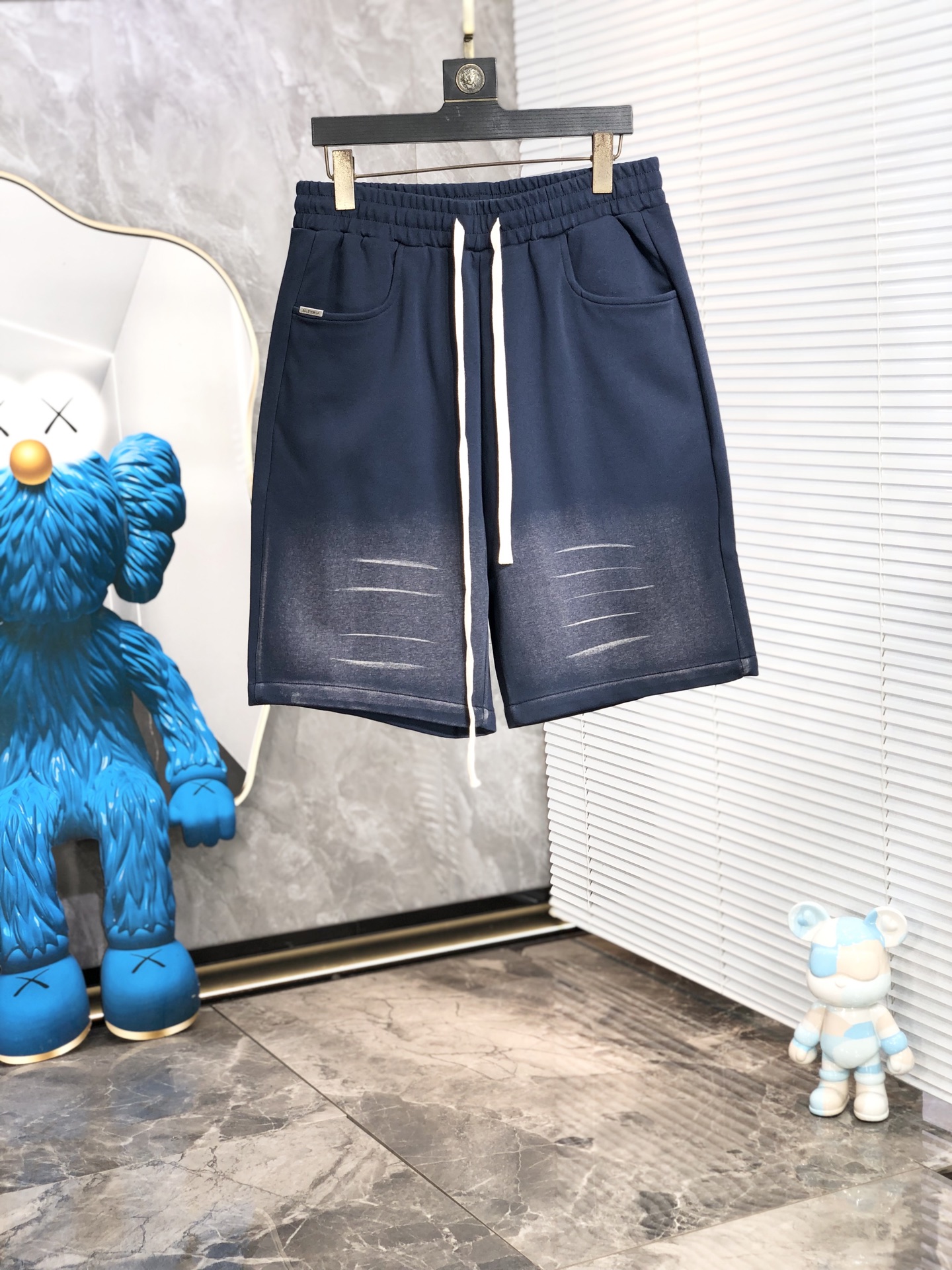 NO:433605,.Balenica. New spring and summer elastic strap casual shorts, customized counter fabric, breathable and comfortable, impeccable details, brand element design concept, h reflects high quality.8 delicate and soft feel!  It is casually cut, with a great upper body style!  Count s-xxL.s wear 27.28, balenciaga, shorts, alexander wang19860909.巴黎世家.25春夏新款松紧带休闲短裤,专柜定制面料 透气舒适度高,细节无可挑剔,品牌元素设计理念,h体现高品质.8手感细腻柔软！呈现休闲裁剪,上身版型超赞！码数s-xxL.s穿27.28,,balenciaga,shorts,alexander wang,Men's clothing