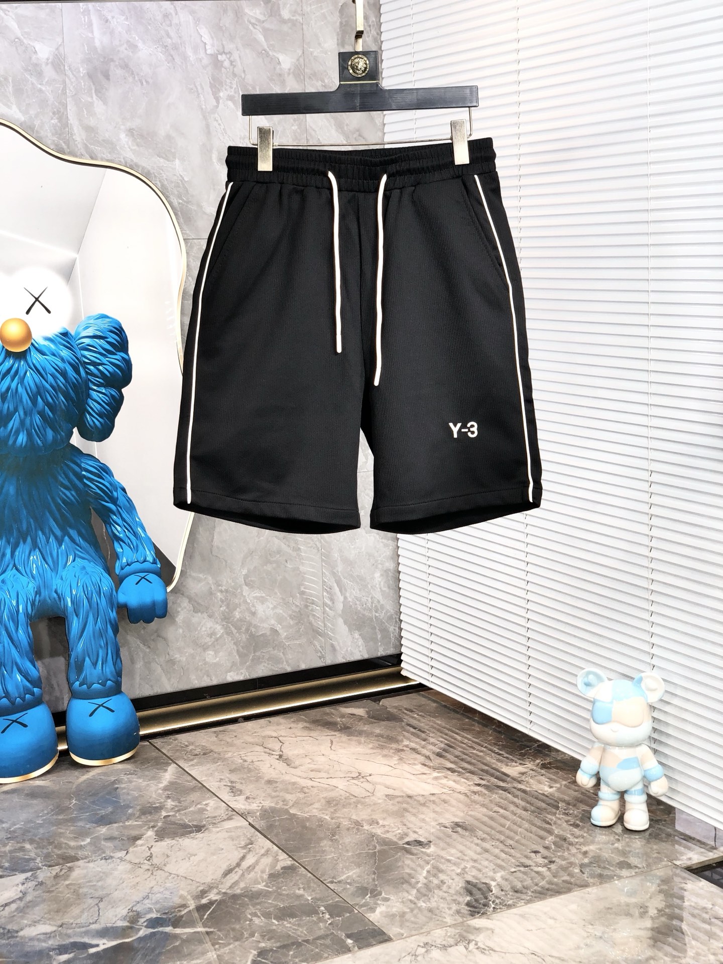 NO:433607,.Y3.25 spring and summer new elastic strap casual shorts, customized counter fabric, breathable and comfortable, impeccable details, brand element design concept, h reflects high quality.8 delicate and soft feel!  It is casually cut, with a great upper body style!  Count s-xxL.s wear 27.28, shorts, alexander wang19860909.Y3.25春夏新款松紧带休闲短裤,专柜定制面料 透气舒适度高,细节无可挑剔,品牌元素设计理念,h体现高品质.8手感细腻柔软！呈现休闲裁剪,上身版型超赞！码数s-xxL.s穿27.28,,shorts,alexander wang,Men's clothing