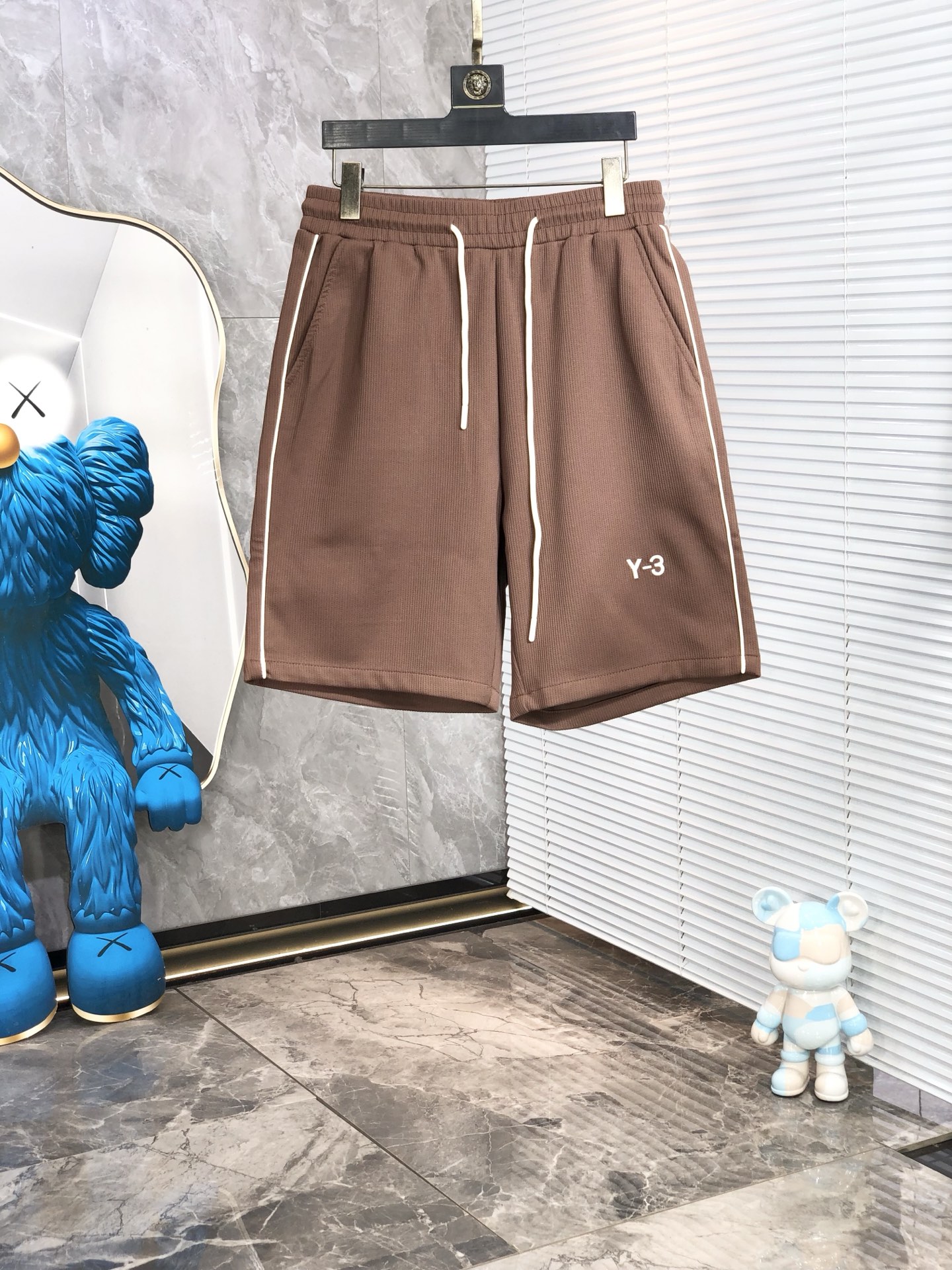 NO:433610,.Y3.25 spring and summer new elastic strap casual shorts, customized counter fabric, breathable and comfortable, impeccable details, brand element design concept, h reflects high quality.8 delicate and soft feel!  It is casually cut, with a great upper body style!  Count s-xxL.s wear 27.28, shorts, alexander wang19860909.Y3 .25春夏新款松紧带休闲短裤,专柜定制面料 透气舒适度高,细节无可挑剔,品牌元素设计理念,h体现高品质.8手感细腻柔软！呈现休闲裁剪,上身版型超赞！码数s-xxL.s穿27.28,,shorts,alexander wang,Men's clothing