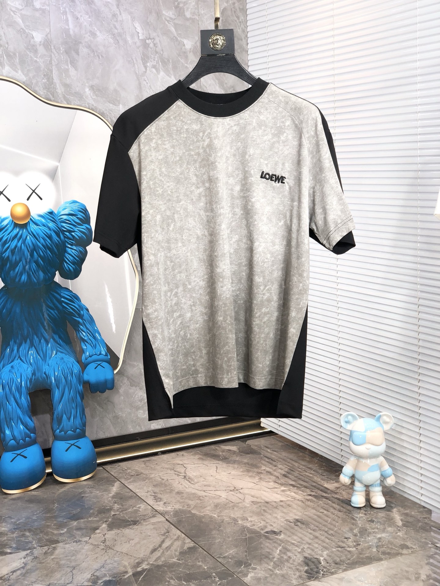 NO:433653,.Luo Yiwei. 2025 spring and summer new product, fashionable round neck short sleeve high-end custom versatile style!  More practical, anyone can easily control it. It is made of modal spandex fabric, luxurious and classic brand logo design, h is very high-end and must-have if you understand the goods!  The style is a slim fit style, very exquisite, 6 shows aura, and highlights the exquisiteness of men. This is the unique feature, the right slim fit, and the upper body effect is very good. Size M-3XL m wears 175/130, loewe, T-shirt, alexander wang19860909.罗意威.2025春夏新品时尚圆领短袖高级定制百搭款式！更有实用感 任何人都可以轻松驾驭 采用莫代尔氨纶面料制作,奢华经典品牌logo设计,h非常显档次懂货的必须入！版型剪裁属于修身款 非常精致,6显气场,又会凸显男士的精致,这就是独到之处,恰到好处的修身,上身效果非常赞.尺码M-3XL m穿175/130,,loewe,T-shirt,alexander wang,Men's clothing