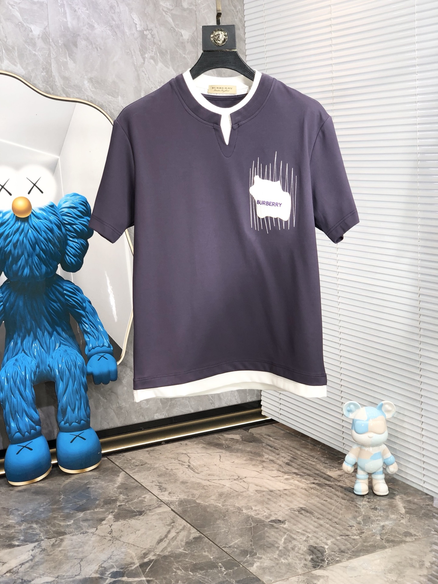 NO:433656,.Burberry.2025 spring and summer new product, fashionable round neck short sleeve high-end custom versatile style!  More practical, anyone can easily control it. It is made of modal spandex fabric, luxurious and classic brand logo design, h is very high-end and must-have if you understand the goods!  The style is a slim fit style, very exquisite, 6 shows aura, and highlights the exquisiteness of men. This is the unique feature, the right slim fit, and the upper body effect is very good. Size M-3XL m wears 175/130, burberry, T-shirt, alexander wang19860909.巴宝莉.2025春夏新品时尚圆领短袖高级定制百搭款式！更有实用感 任何人都可以轻松驾驭 采用莫代尔氨纶面料制作,奢华经典品牌logo设计,h非常显档次懂货的必须入！版型剪裁属于修身款 非常精致,6显气场,又会凸显男士的精致,这就是独到之处,恰到好处的修身,上身效果非常赞.尺码M-3XL m穿175/130,,burberry,T-shirt,alexander wang,Men's clothing