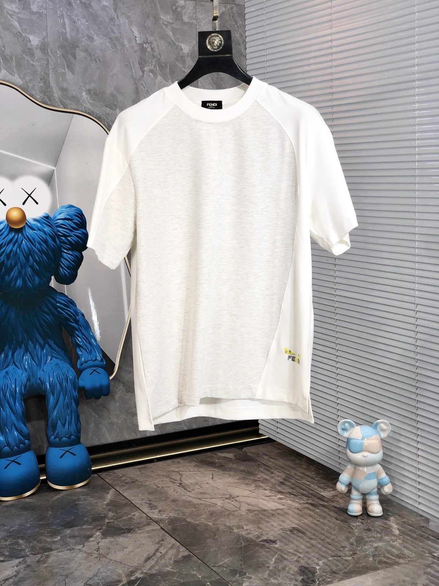 NO:433662,.Fendi. 2025 spring and summer new product fashionable round neck short sleeve high-end custom versatile style!  More practical, anyone can easily control it. It is made of modal spandex fabric, luxurious and classic brand logo design, h is very high-end and must-have if you understand the goods!  The style is a slim fit style, very exquisite, 6 shows aura, and highlights the exquisiteness of men. This is the unique feature, the right slim fit, and the upper body effect is very good. Size M-3XL m wears 175/130, fendi, T-shirt, alexander wang19860909.芬迪.2025春夏新品时尚圆领短袖高级定制百搭款式！更有实用感 任何人都可以轻松驾驭 采用莫代尔氨纶面料制作,奢华经典品牌logo设计,h非常显档次懂货的必须入！版型剪裁属于修身款 非常精致,6显气场,又会凸显男士的精致,这就是独到之处,恰到好处的修身,上身效果非常赞.尺码M-3XL m穿175/130,,fendi,T-shirt,alexander wang,Men's clothing