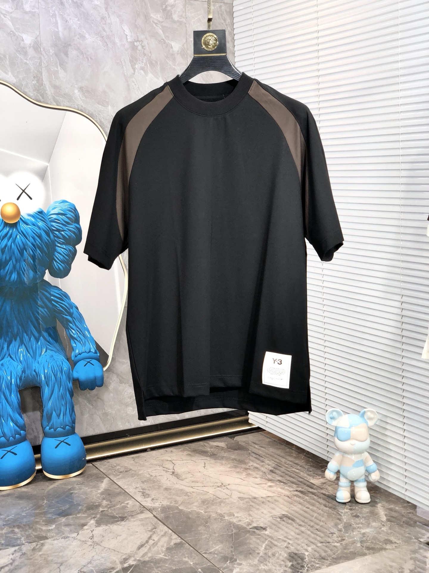 NO:414311,.Y3.2025 spring and summer new product fashionable round neck short sleeve high-end custom versatile style!  More practical, anyone can easily control it. It is made of modal spandex fabric, luxurious and classic brand logo design, h is very high-end and must-have if you understand the goods!  The style is a slim fit style, very exquisite, 6 shows aura, and highlights the exquisiteness of men. This is the unique feature, the right slim fit, and the upper body effect is very good. Size M-3XL m wears 175/130, T-shirt, alexander wang19860909.Y3.2025春夏新品时尚圆领短袖高级定制百搭款式！更有实用感 任何人都可以轻松驾驭 采用莫代尔氨纶面料制作,奢华经典品牌logo设计,h非常显档次懂货的必须入！版型剪裁属于修身款 非常精致,6显气场,又会凸显男士的精致,这就是独到之处,恰到好处的修身,上身效果非常赞.尺码M-3XL m穿175/130,,T-shirt,alexander wang,Men's clothing