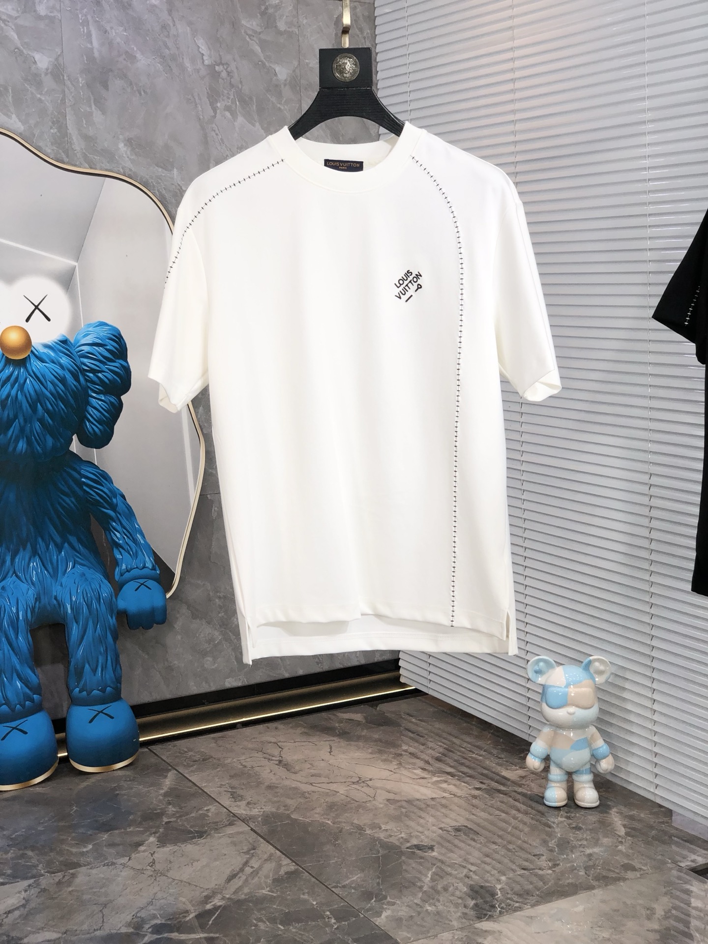 NO:414317,.Lv.2025 spring and summer new product fashionable round neck short sleeve high-end custom versatile style!  More practical, anyone can easily control it. It is made of modal spandex fabric, luxurious and classic brand logo design, h is very high-end and must-have if you understand the goods!  The style is a slim fit style, very exquisite, 6 shows aura, and highlights the exquisiteness of men. This is the unique feature, the right slim fit, and the upper body effect is very good. Size M-3XL m wears 175/130, louis vuitton, T-shirt, alexander wang19860909.Lv.2025春夏新品时尚圆领短袖高级定制百搭款式！更有实用感 任何人都可以轻松驾驭 采用莫代尔氨纶面料制作,奢华经典品牌logo设计,h非常显档次懂货的必须入！版型剪裁属于修身款 非常精致,6显气场,又会凸显男士的精致,这就是独到之处,恰到好处的修身,上身效果非常赞.尺码M-3XL m穿175/130,,louis vuitton,T-shirt,alexander wang,Men's clothing