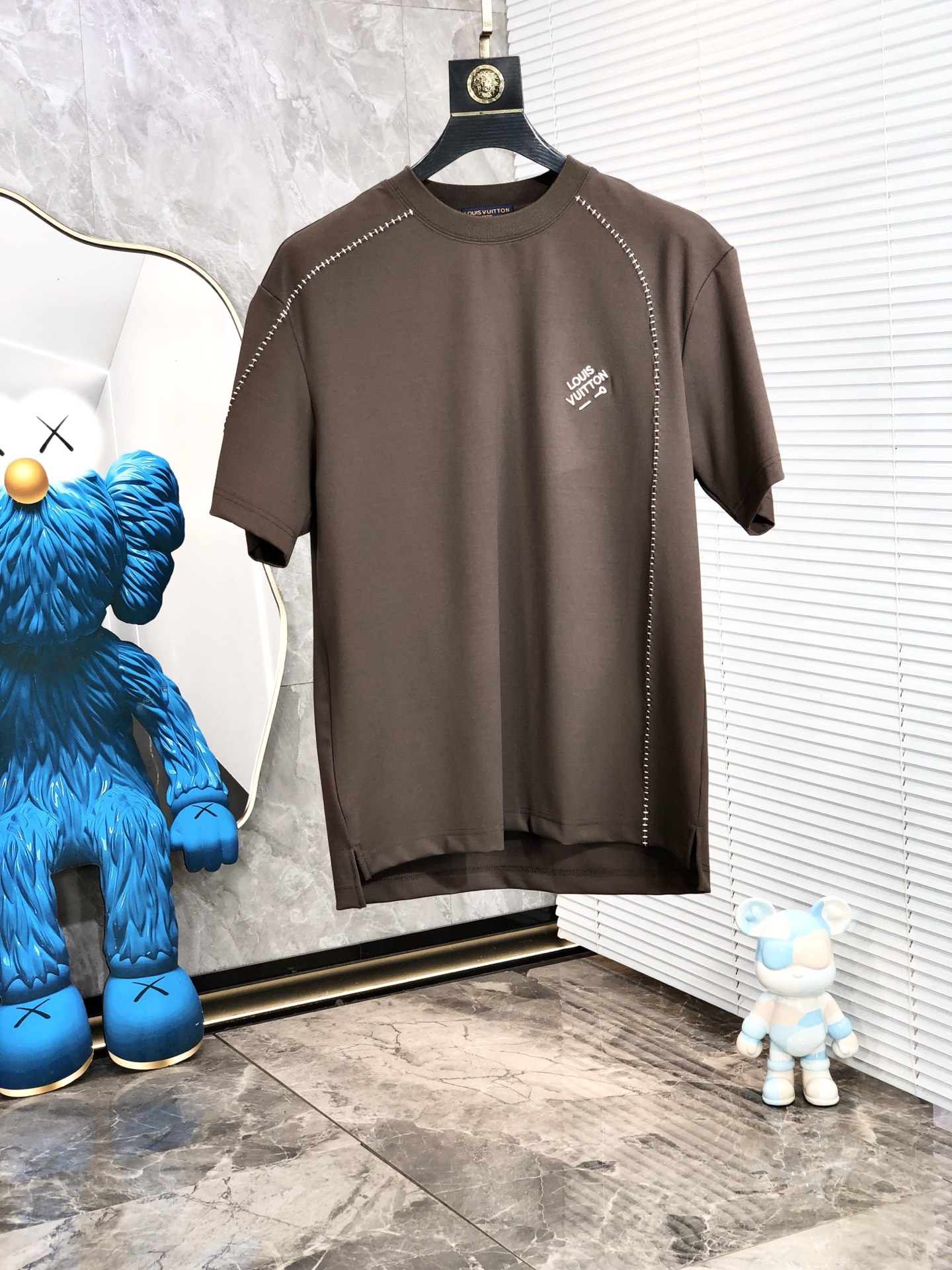 NO:417789,.LV.2025 spring and summer new product fashionable round neck short sleeve high-end custom versatile style!  More practical, anyone can easily control it. It is made of modal spandex fabric, luxurious and classic brand logo design, h is very high-end and must-have if you understand the goods!  The style is a slim fit style, very exquisite, 6 shows aura, and highlights the exquisiteness of men. This is the unique feature, the right slim fit, and the upper body effect is very good. Size M-3XL m wears 175/130, louis vuitton, T-shirt, alexander wang19860909.LV.2025春夏新品时尚圆领短袖高级定制百搭款式！更有实用感 任何人都可以轻松驾驭 采用莫代尔氨纶面料制作,奢华经典品牌logo设计,h非常显档次懂货的必须入！版型剪裁属于修身款 非常精致,6显气场,又会凸显男士的精致,这就是独到之处,恰到好处的修身,上身效果非常赞.尺码M-3XL m穿175/130,,louis vuitton,T-shirt,alexander wang,Men's clothing