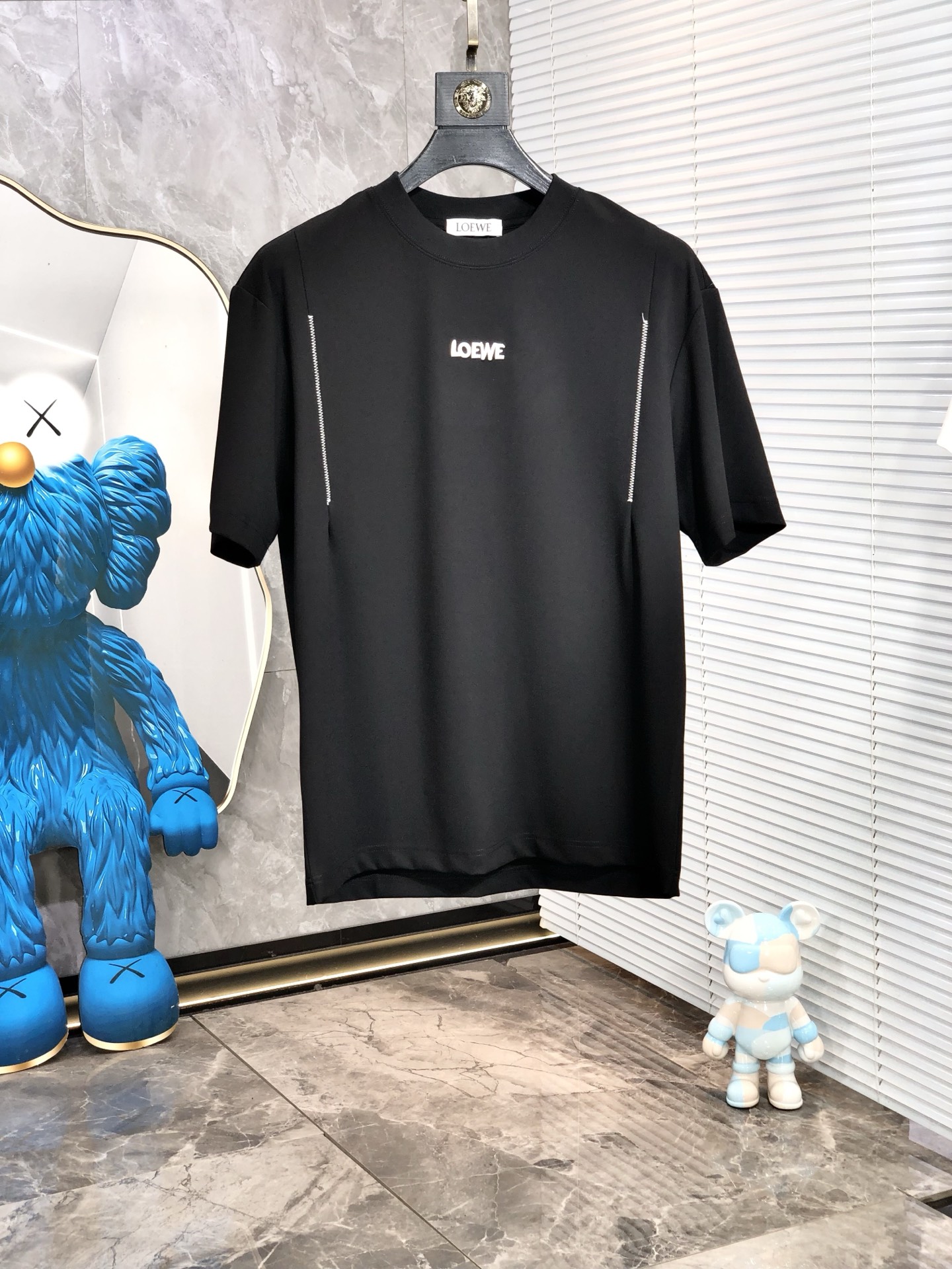 NO:417797,.Luo Yiwei. 2025 spring and summer new product, fashionable round neck short sleeve high-end custom versatile style!  More practical, anyone can easily control it. It is made of modal spandex fabric, luxurious and classic brand logo design, h is very high-end and must-have if you understand the goods!  The style is a slim fit style, very exquisite, 6 shows aura, and highlights the exquisiteness of men. This is the unique feature, the right slim fit, and the upper body effect is very good. Size M-3XL m wears 175/130, loewe, T-shirt, alexander wang19860909.罗意威.2025春夏新品时尚圆领短袖高级定制百搭款式！更有实用感 任何人都可以轻松驾驭 采用莫代尔氨纶面料制作,奢华经典品牌logo设计,h非常显档次懂货的必须入！版型剪裁属于修身款 非常精致,6显气场,又会凸显男士的精致,这就是独到之处,恰到好处的修身,上身效果非常赞.尺码M-3XL m穿175/130,,loewe,T-shirt,alexander wang,Men's clothing