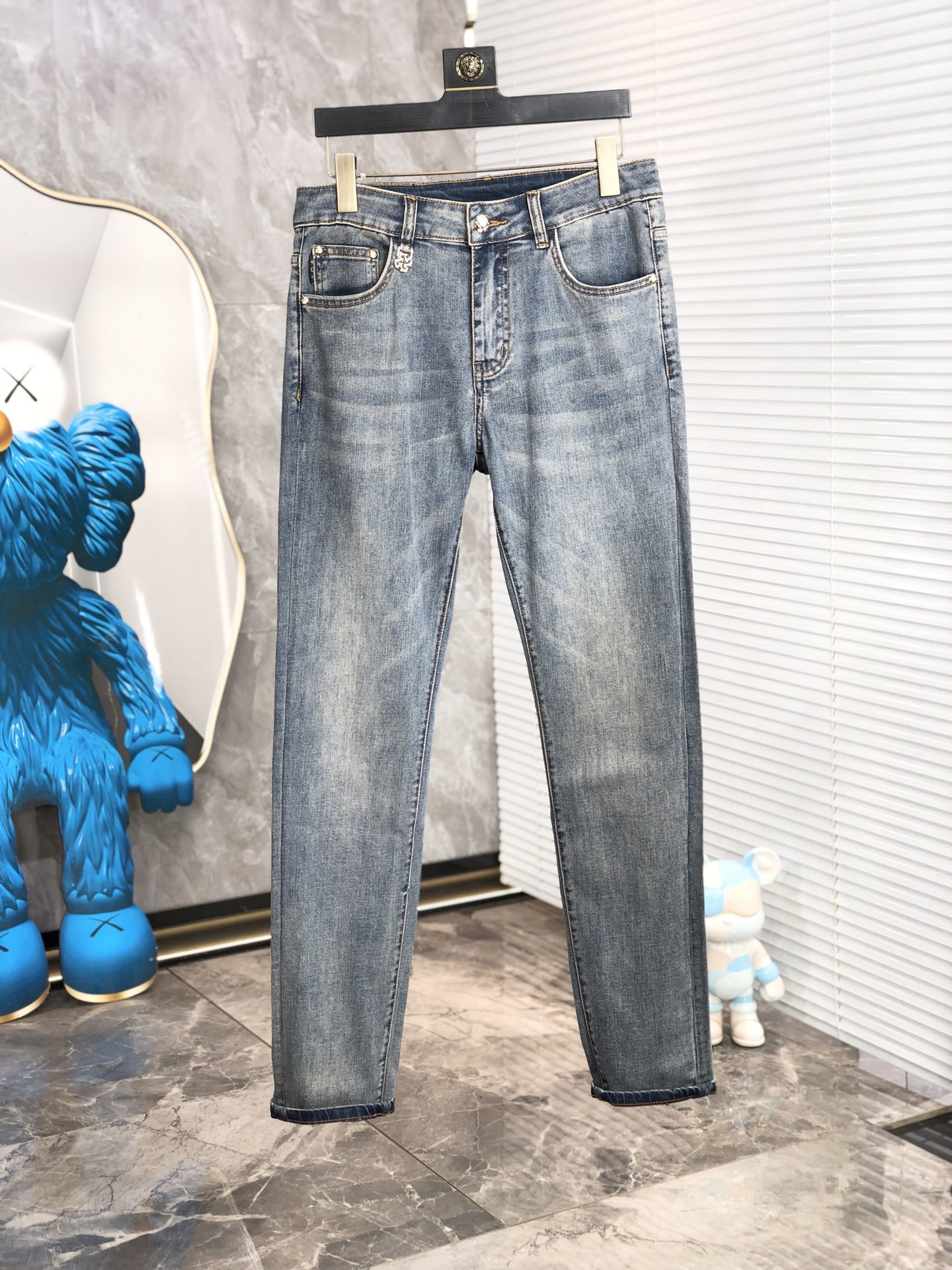 NO:160675,.Lv.2025 spring and summer high-end fashion sense, super soft denim fabric, light-colored washing jeans. The fabric is very special, super fine imitation cotton yarn blend, super soft and comfortable. It has a casual and casual sense of denim, and also has a relaxed and fashionable feeling. The cloth is refreshing, slightly stretchy, super soft and long-lasting, the whole pants are all traditional hand-wiping technology, natural stone grinding and light fermentation washing. Details are exquisite. Size 28-36,,louis vuitton, jeans, alexander wang19860909.Lv.2025春夏高级时装感,超柔牛仔面料 , 浅色洗水牛仔裤. 面料很特殊,超细精仿棉纱混纺,超柔舒适感. 具备牛仔随性感 ,休闲感 ,6亦有轻松感 ,时尚感. 布面清爽,微弹力,超柔穿着时间长, 整条裤子全传统手擦工艺,自然石磨轻酵洗水.细节精致感. 尺码28-36,,louis vuitton,jeans,alexander wang,Men's clothing