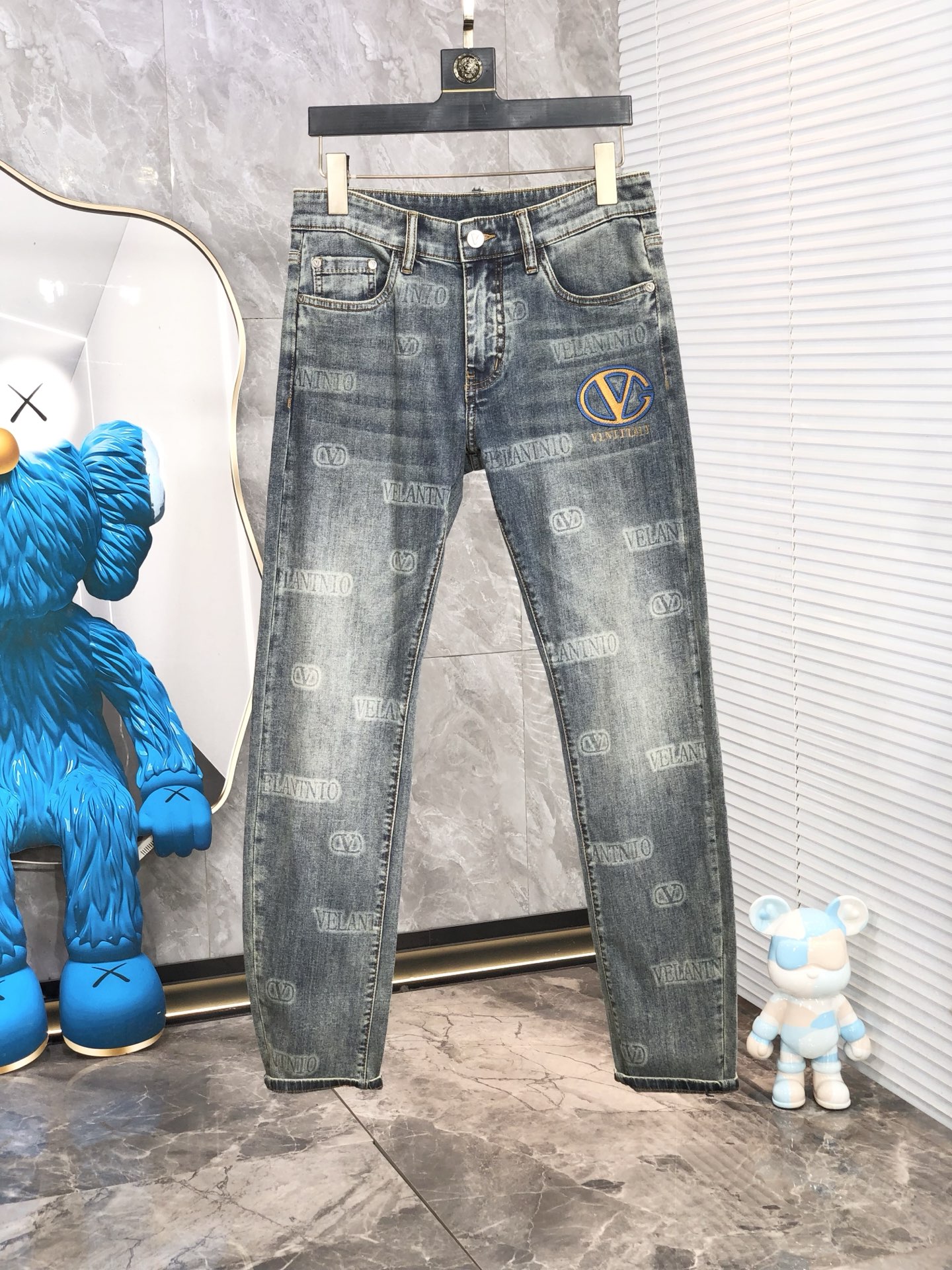 NO:160677,.Valentino.2025 spring and summer high-end fashion sense, super soft denim fabric, light-colored washing jeans. The fabric is very special, super fine imitation cotton yarn blend, super soft and comfortable. It has a casual and casual sense of denim, and also has a relaxed and fashionable feeling. The cloth is refreshing, slightly stretchy, super soft and long-lasting, the whole pants are fully traditional hand-wiping technology, natural stone grinding and light fermentation washing. Details are exquisite. Size 28-36, valentino, jeans, alexander wang19860909.华伦天奴.2025春夏高级时装感,超柔牛仔面料 , 浅色洗水牛仔裤. 面料很特殊,超细精仿棉纱混纺,超柔舒适感. 具备牛仔随性感 ,休闲感 ,6亦有轻松感 ,时尚感. 布面清爽,微弹力,超柔穿着时间长, 整条裤子全传统手擦工艺,自然石磨轻酵洗水.细节精致感. 尺码28-36,,valentino,jeans,alexander wang,Men's clothing