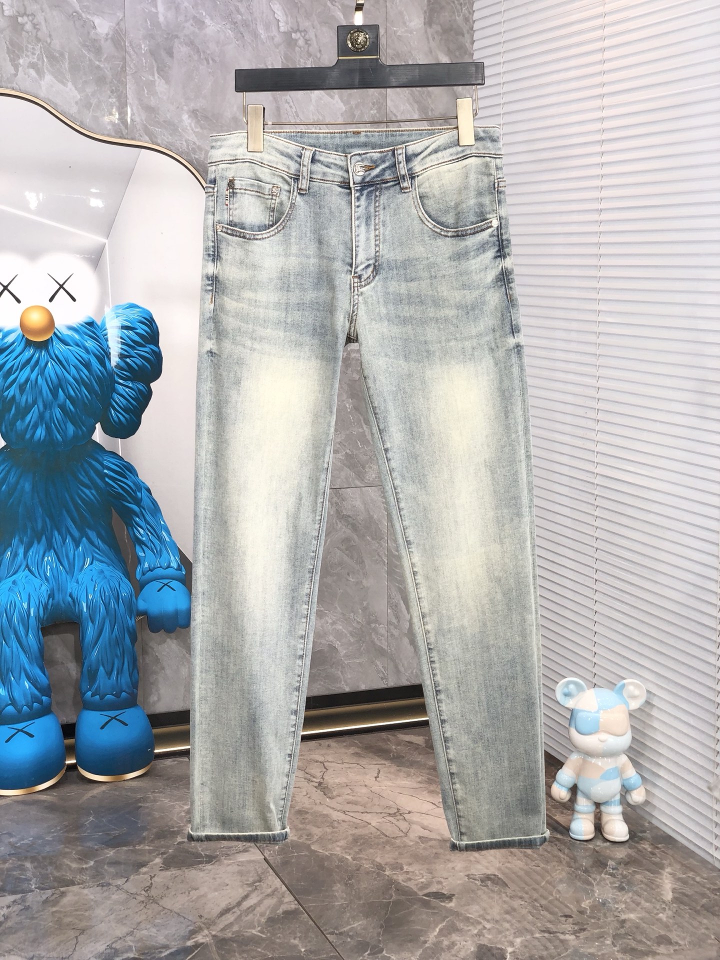 NO:160679,.Burberry.2025 spring and summer high-end fashion sense, super soft denim fabric, light-colored washing jeans. The fabric is very special, super fine imitation cotton yarn blend, super soft and comfortable. It has a casual and casual sense of denim, and also has a relaxed and fashionable feeling. The cloth is refreshing, slightly stretchy, super soft and long-lasting, the whole pants are all traditional hand-wiping technology, natural stone grinding and light fermentation washing. Details are exquisite. Size 28-36,,burberry,jeans,alexander wang19860909.巴宝莉.2025春夏高级时装感,超柔牛仔面料 , 浅色洗水牛仔裤. 面料很特殊,超细精仿棉纱混纺,超柔舒适感. 具备牛仔随性感 ,休闲感 ,6亦有轻松感 ,时尚感. 布面清爽,微弹力,超柔穿着时间长, 整条裤子全传统手擦工艺,自然石磨轻酵洗水.细节精致感. 尺码28-36,,burberry,jeans,alexander wang,Men's clothing