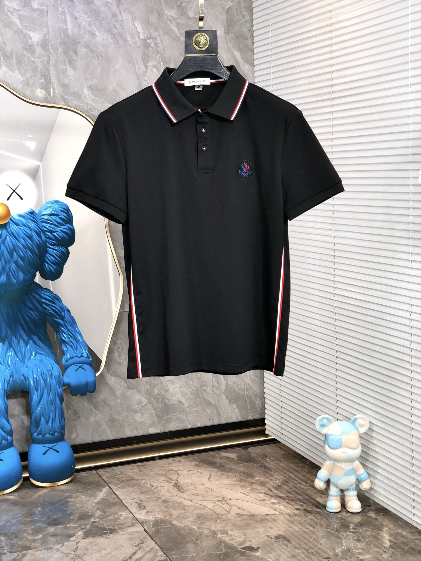 NO:433619,.The 2025 spring and summer new men's logo short-sleeved polo shirt continues the classic business casual lapel POLO shirt. This Polo shirt is made of mercerized double-sided cotton bead floor fabric, and the timeless design can transcend fashion trends. The classic style, the 2-brand LOGO three-dimensional and unique, making the overall more detailed. The combination style, the fabric is made of cotton beaded material, comfortable, skin-friendly, breathable, and is a very practical wear for daily commuting and leisure. Highly recommended. Size M-3XL m wear 175/130, Moncler, T-shirt, alexander wang19860909.蒙口.2025春夏新款男士标识短袖polo衫,延续经典商务休闲翻领POLO恤.该款Polo衫采用丝光双面棉质珠地面料制成,隽永设计可跨越时尚潮流.经典款型,2品牌LOGO立体别致,让整体更具细节感 合体的版型,面料采用全棉珠地料,舒适,亲肤,透气好,平时通勤休闲都很实穿的一款 强烈推荐.尺码M-3XL m穿175/130,,Moncler,T-shirt,alexander wang,Men's clothing