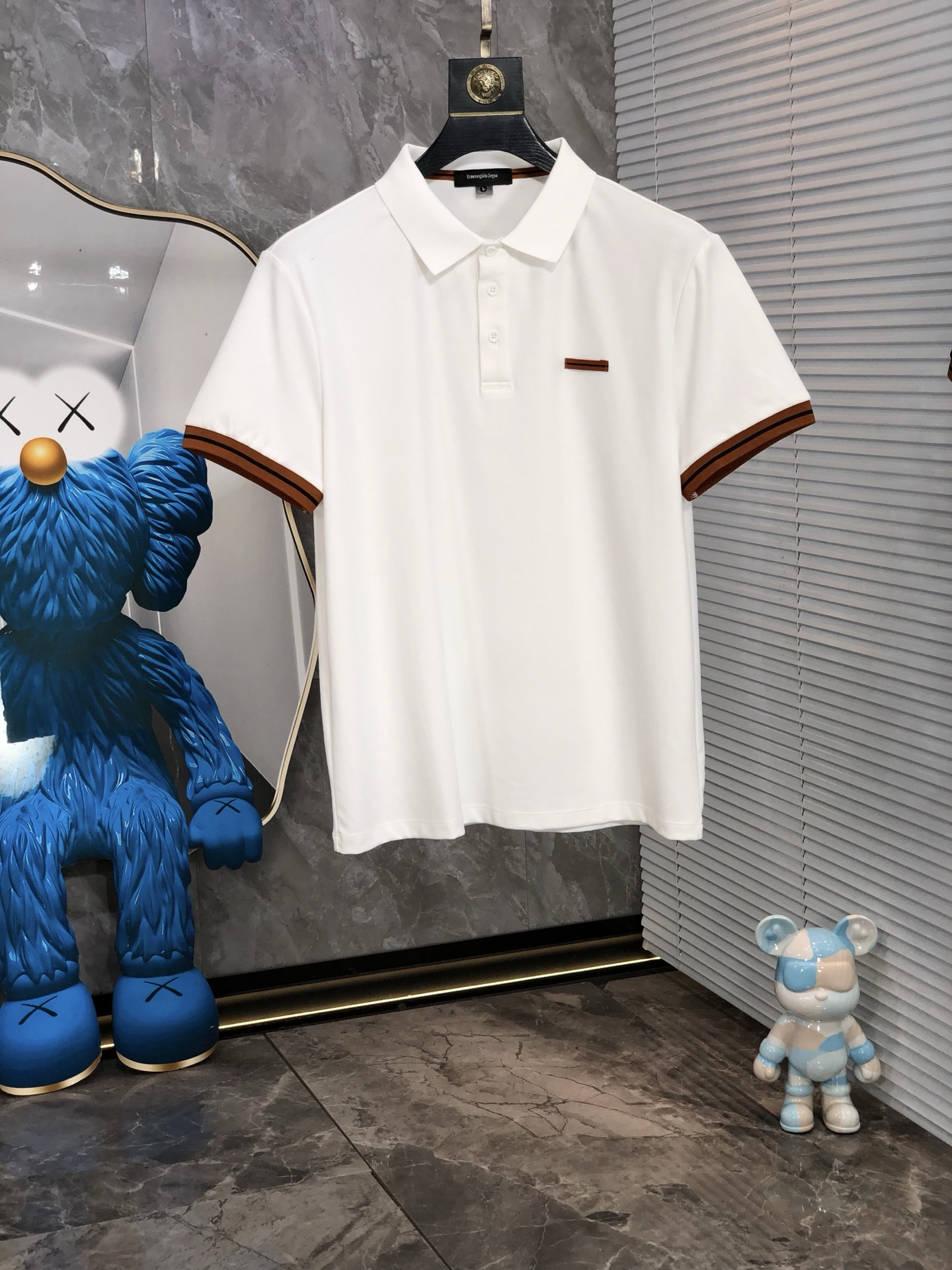 NO:506922,.Jenia. The new spring and summer 2025 new men's logo short-sleeved polo shirt, continuing the classic business casual lapel POLO shirt. This Polo shirt is made of mercerized double-sided cotton bead floor fabric, and the timeless design can transcend fashion trends. Classic style, 2-brand LOGO three-dimensional and unique, making the whole more detailed. The combination style, the fabric is made of cotton beaded material, comfortable, skin-friendly, breathable, and is a very practical model for daily commuting and leisure. Highly recommended. Size M-3XL m wear 175/130, zegna, T-shirt, alexander wang19860909.杰尼亚.2025春夏新款男士标识短袖polo衫,延续经典商务休闲翻领POLO恤.该款Polo衫采用丝光双面棉质珠地面料制成,隽永设计可跨越时尚潮流.经典款型,2品牌LOGO立体别致,让整体更具细节感 合体的版型,面料采用全棉珠地料,舒适,亲肤,透气好,平时通勤休闲都很实穿的一款 强烈推荐.尺码M-3XL m穿175/130,,zegna,T-shirt,alexander wang,Men's clothing