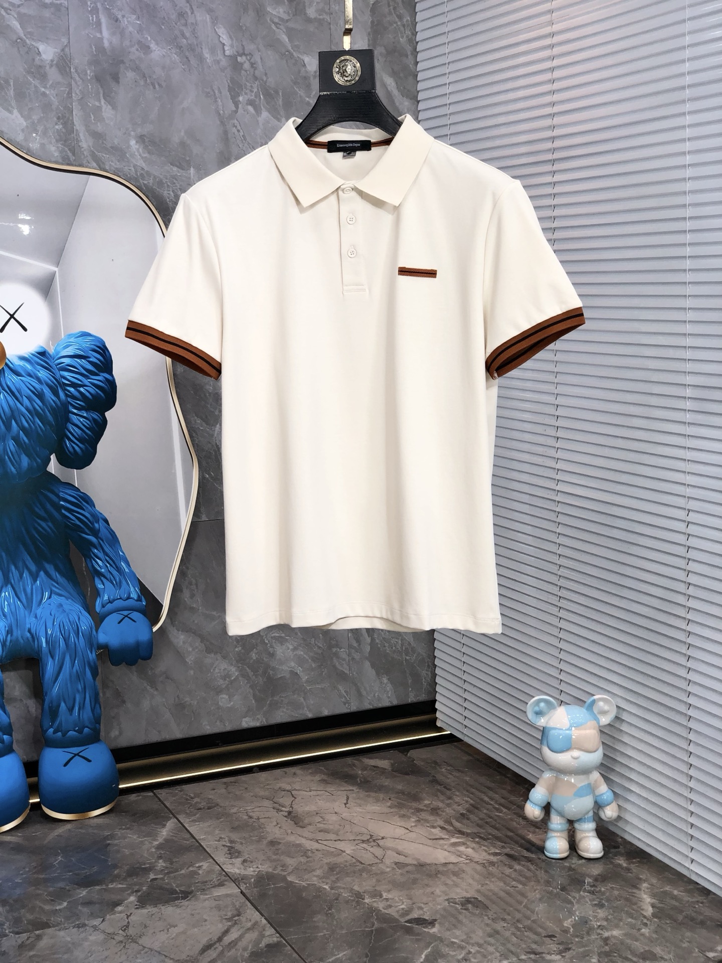 NO:433623,.Jenia. The new spring and summer 2025 new men's logo short-sleeved polo shirt, continuing the classic business casual lapel POLO shirt. This Polo shirt is made of mercerized double-sided cotton bead floor fabric, and the timeless design can transcend fashion trends. Classic style, 2-brand LOGO three-dimensional and unique, making the whole more detailed. The combination style, the fabric is made of cotton beaded material, comfortable, skin-friendly, breathable, and is a very practical model for daily commuting and leisure. Highly recommended. Size M-3XL m wear 175/130, zegna, T-shirt, alexander wang19860909.杰尼亚.2025春夏新款男士标识短袖polo衫,延续经典商务休闲翻领POLO恤.该款Polo衫采用丝光双面棉质珠地面料制成,隽永设计可跨越时尚潮流.经典款型,2品牌LOGO立体别致,让整体更具细节感 合体的版型,面料采用全棉珠地料,舒适,亲肤,透气好,平时通勤休闲都很实穿的一款 强烈推荐.尺码M-3XL m穿175/130,,zegna,T-shirt,alexander wang,Men's clothing