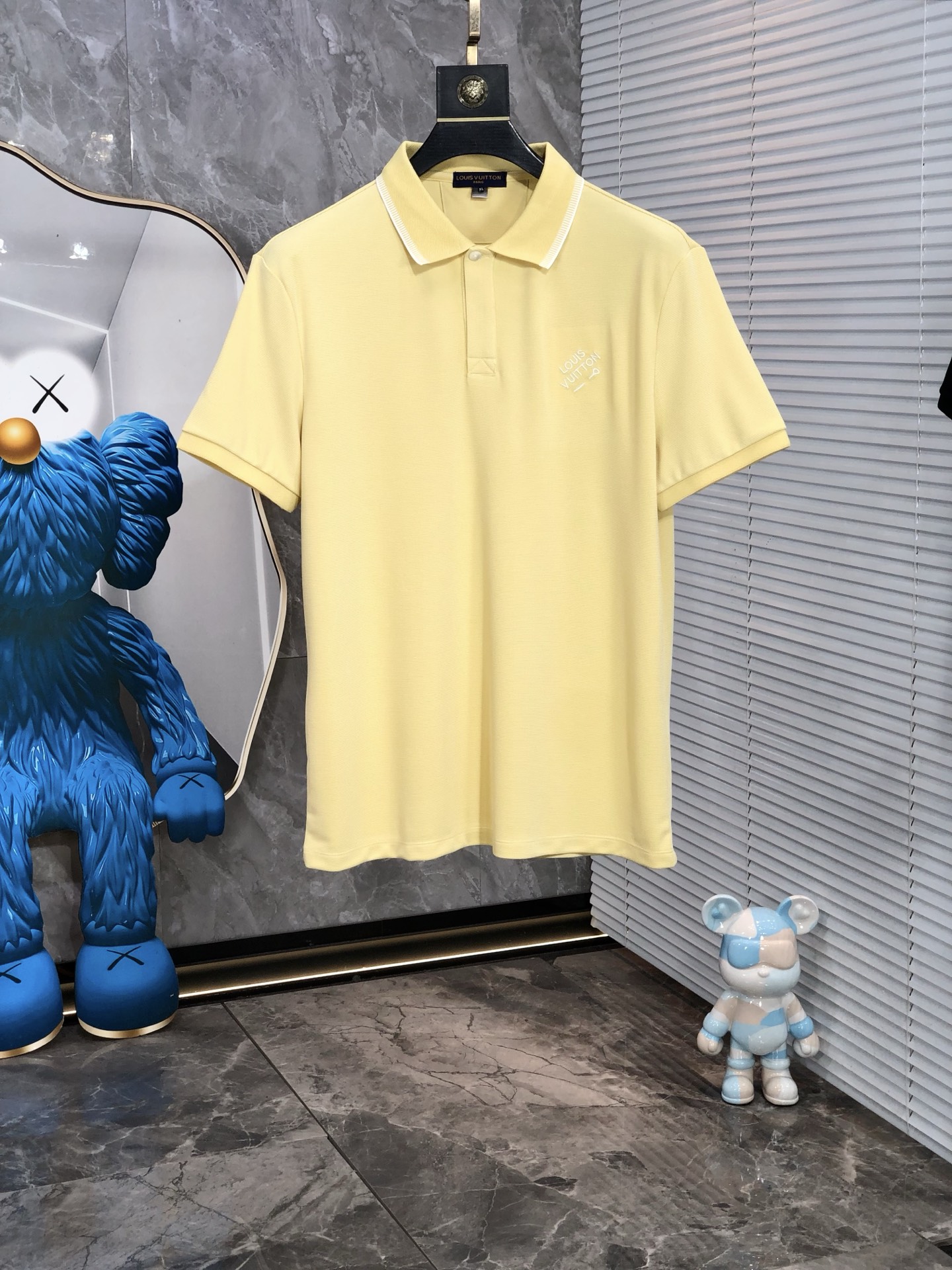 NO:433627,.Lv. 2025 spring and summer new men's logo short-sleeved polo shirt, continuing the classic business casual lapel POLO shirt. This Polo shirt is made of mercerized double-sided cotton bead floor fabric, and the timeless design can transcend fashion trends. Classic style, 2-brand LOGO three-dimensional and unique, making the whole more detailed. The combination style, the fabric is made of cotton beaded material, comfortable, skin-friendly, breathable, and is a very practical wear for daily commuting and leisure. Highly recommended. Size M-3XL m wear 175/130,,louis vuitton, T-shirt, alexander wang19860909.Lv.2025春夏新款男士标识短袖polo衫,延续经典商务休闲翻领POLO恤.该款Polo衫采用丝光双面棉质珠地面料制成,隽永设计可跨越时尚潮流.经典款型,2品牌LOGO立体别致,让整体更具细节感 合体的版型,面料采用全棉珠地料,舒适,亲肤,透气好,平时通勤休闲都很实穿的一款 强烈推荐.尺码M-3XL m穿175/130,,louis vuitton,T-shirt,alexander wang,Men's clothing