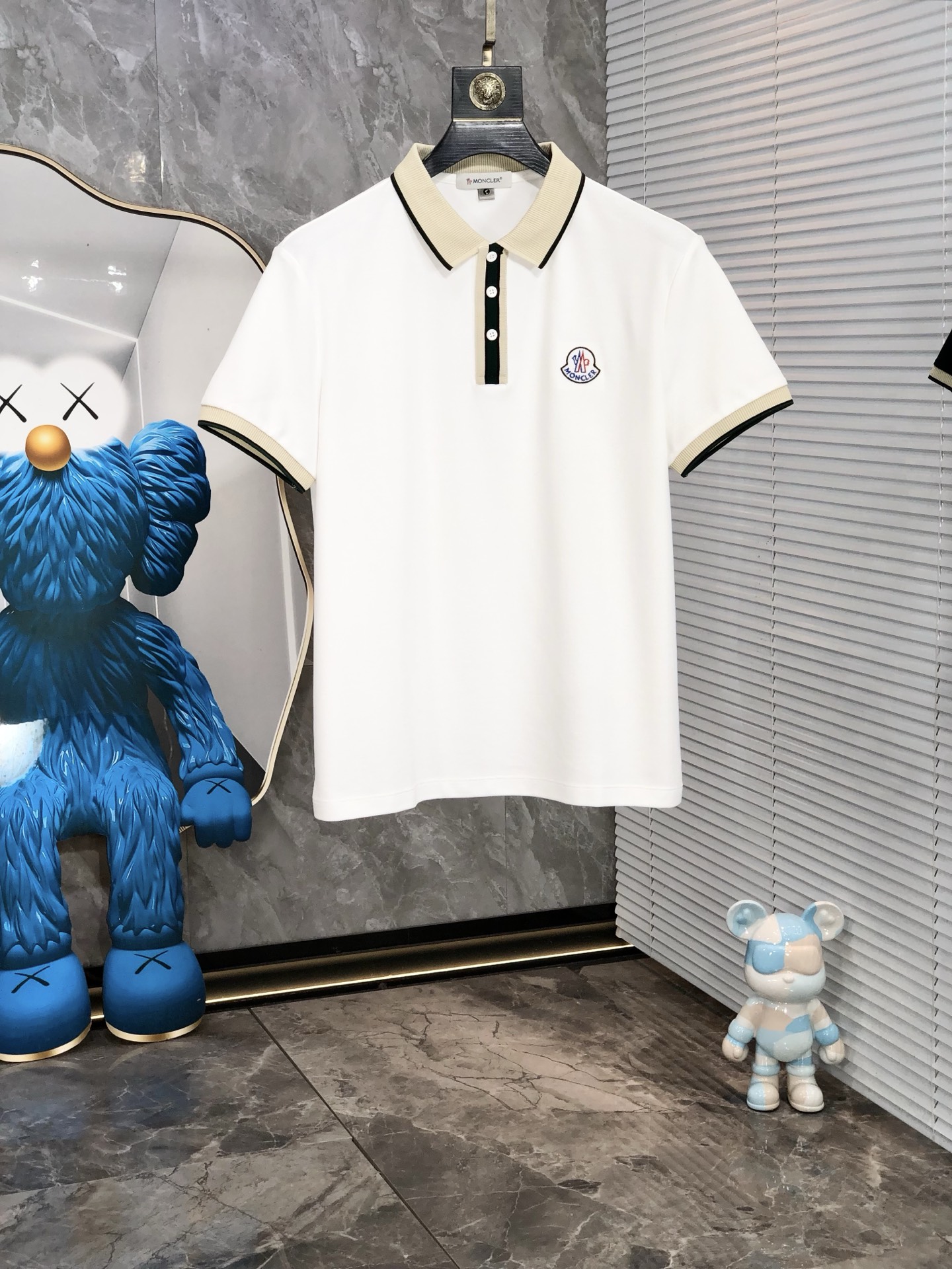 NO:417805,.The 2025 spring and summer new men's logo short-sleeved polo shirt continues the classic business casual lapel POLO shirt. This Polo shirt is made of mercerized double-sided cotton bead floor fabric, and the timeless design can transcend fashion trends. The classic style, the 2-brand LOGO three-dimensional and unique, making the overall more detailed. The combination style, the fabric is made of all-cotton beaded material, comfortable, skin-friendly, breathable, and is a very practical model for daily commuting and leisure. Highly recommended. Size M-3XL m wear 175/130, Moncler, T-shirt, alexander wang19860909.蒙口.2025春夏新款男士标识短袖polo衫,延续经典商务休闲翻领POLO恤.该款Polo衫采用丝光双面棉质珠地面料制成,隽永设计可跨越时尚潮流.经典款型,2品牌LOGO立体别致,让整体更具细节感 合体的版型,面料采用全棉珠地料,舒适,亲肤,透气好,平时通勤休闲都很实穿的一款 强烈推荐.尺码M-3XL m穿175/130,,Moncler,T-shirt,alexander wang,Men's clothing