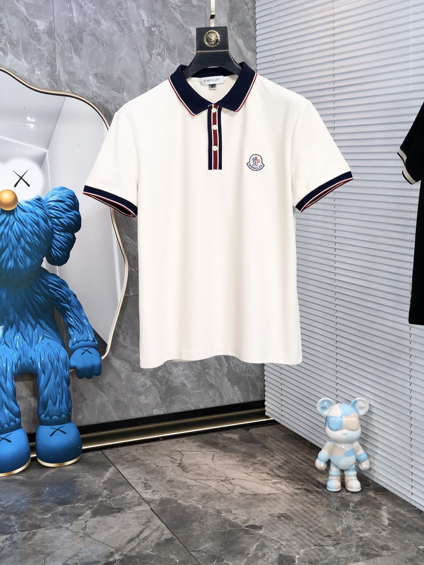 NO:433631,.The 2025 spring and summer new men's logo short-sleeved polo shirt continues the classic business casual lapel POLO shirt. This Polo shirt is made of mercerized double-sided cotton bead floor fabric, and the timeless design can transcend fashion trends. The classic style, the 2-brand LOGO three-dimensional and unique, making the overall more detailed. The combination style, the fabric is made of all-cotton beaded material, comfortable, skin-friendly, breathable, and is a very practical wear for daily commuting and leisure. Highly recommended. Size M-3XL m wear 175/130, Moncler, T-shirt, alexander wang19860909.蒙口.2025春夏新款男士标识短袖polo衫,延续经典商务休闲翻领POLO恤.该款Polo衫采用丝光双面棉质珠地面料制成,隽永设计可跨越时尚潮流.经典款型,2品牌LOGO立体别致,让整体更具细节感 合体的版型,面料采用全棉珠地料,舒适,亲肤,透气好,平时通勤休闲都很实穿的一款 强烈推荐.尺码M-3XL m穿175/130,,Moncler,T-shirt,alexander wang,Men's clothing