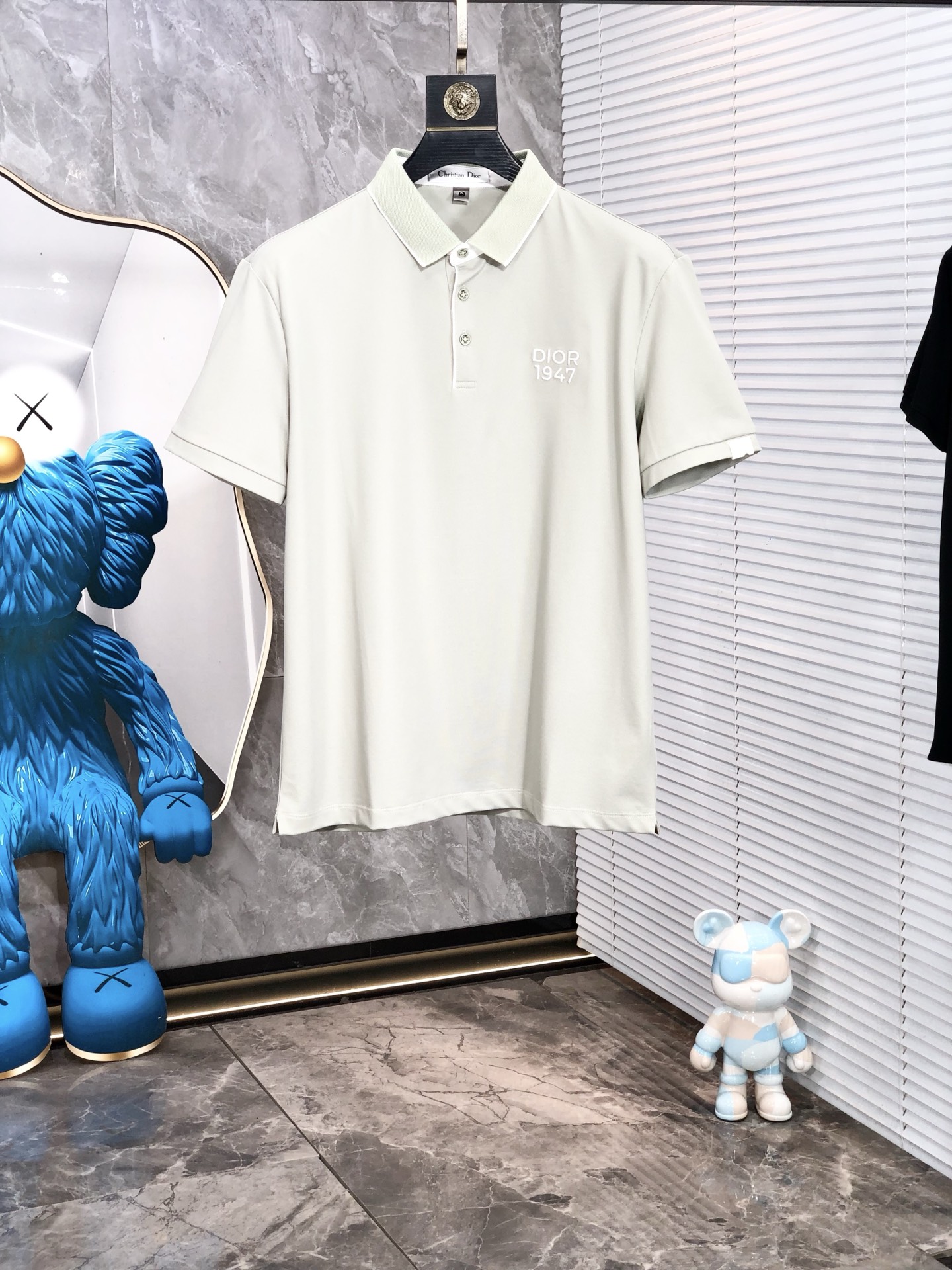 NO:433635,.Dior.2025 spring and summer new men's logo short-sleeved polo shirt, continuing the classic business casual lapel POLO shirt. This Polo shirt is made of mercerized double-sided cotton bead floor fabric, and the timeless design can transcend fashion trends. Classic style, 2-brand LOGO three-dimensional and unique, making the overall more detailed. The combination style, the fabric is made of cotton beaded material, comfortable, skin-friendly, breathable, and is a very practical wear for daily commuting and leisure. Highly recommended. Size M-3XL m wear 175/130,,dior,T-shirt,alexander wang19860909.Dior.2025春夏新款男士标识短袖polo衫,延续经典商务休闲翻领POLO恤.该款Polo衫采用丝光双面棉质珠地面料制成,隽永设计可跨越时尚潮流.经典款型,2品牌LOGO立体别致,让整体更具细节感 合体的版型,面料采用全棉珠地料,舒适,亲肤,透气好,平时通勤休闲都很实穿的一款 强烈推荐.尺码M-3XL m穿175/130,,dior,T-shirt,alexander wang,Men's clothing