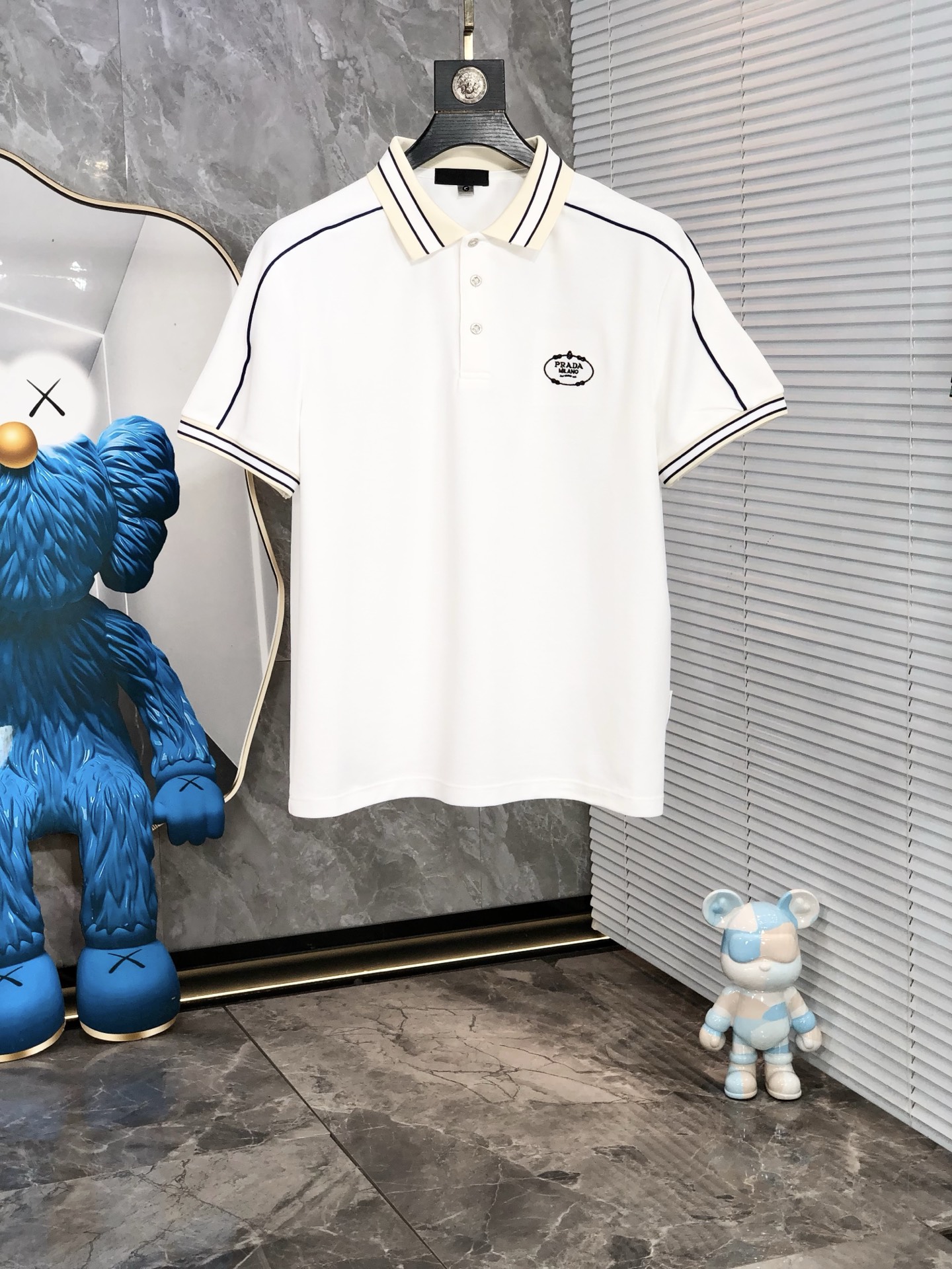 NO:411010,.Prada. 2025 spring and summer new men's logo short-sleeved polo shirt, continuing the classic business casual lapel POLO shirt. This Polo shirt is made of mercerized double-sided cotton bead floor fabric, and the timeless design can transcend fashion trends. Classic style, 2-brand LOGO three-dimensional and unique, making the overall more detailed. The combination style, the fabric is made of all-cotton beaded material, comfortable, skin-friendly, breathable, and is a very practical wear for daily commuting and leisure. Highly recommended. Size M-3XL m wear 175/130, prada, T-shirt, alexander wang19860909.普拉达.2025春夏新款男士标识短袖polo衫,延续经典商务休闲翻领POLO恤.该款Polo衫采用丝光双面棉质珠地面料制成,隽永设计可跨越时尚潮流.经典款型,2品牌LOGO立体别致,让整体更具细节感 合体的版型,面料采用全棉珠地料,舒适,亲肤,透气好,平时通勤休闲都很实穿的一款 强烈推荐.尺码M-3XL m穿175/130,,prada,T-shirt,alexander wang,Men's clothing