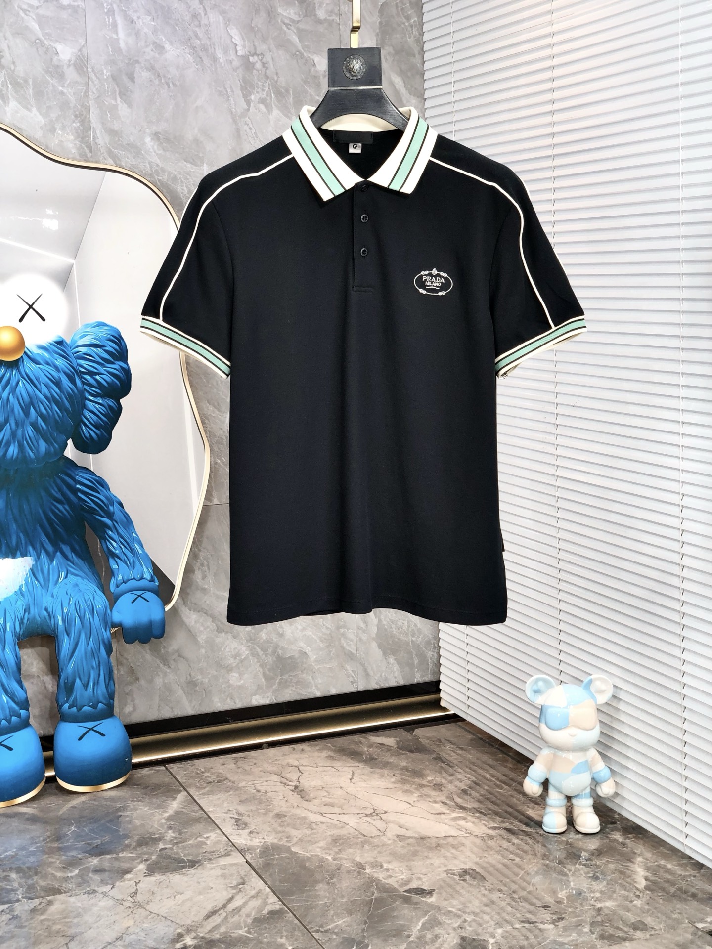 NO:433646,.Prada. 2025 spring and summer new men's logo short-sleeved polo shirt, continuing the classic business casual lapel POLO shirt. This Polo shirt is made of mercerized double-sided cotton bead floor fabric, and the timeless design can transcend fashion trends. Classic style, 2-brand LOGO three-dimensional and unique, making the overall more detailed. The combination style, the fabric is made of all-cotton beaded material, comfortable, skin-friendly, breathable, and is a very practical wear for daily commuting and leisure. Highly recommended. Size M-3XL m wear 175/130, prada, T-shirt, alexander wang19860909.普拉达.2025春夏新款男士标识短袖polo衫,延续经典商务休闲翻领POLO恤.该款Polo衫采用丝光双面棉质珠地面料制成,隽永设计可跨越时尚潮流.经典款型,2品牌LOGO立体别致,让整体更具细节感 合体的版型,面料采用全棉珠地料,舒适,亲肤,透气好,平时通勤休闲都很实穿的一款 强烈推荐.尺码M-3XL m穿175/130,,prada,T-shirt,alexander wang,Men's clothing