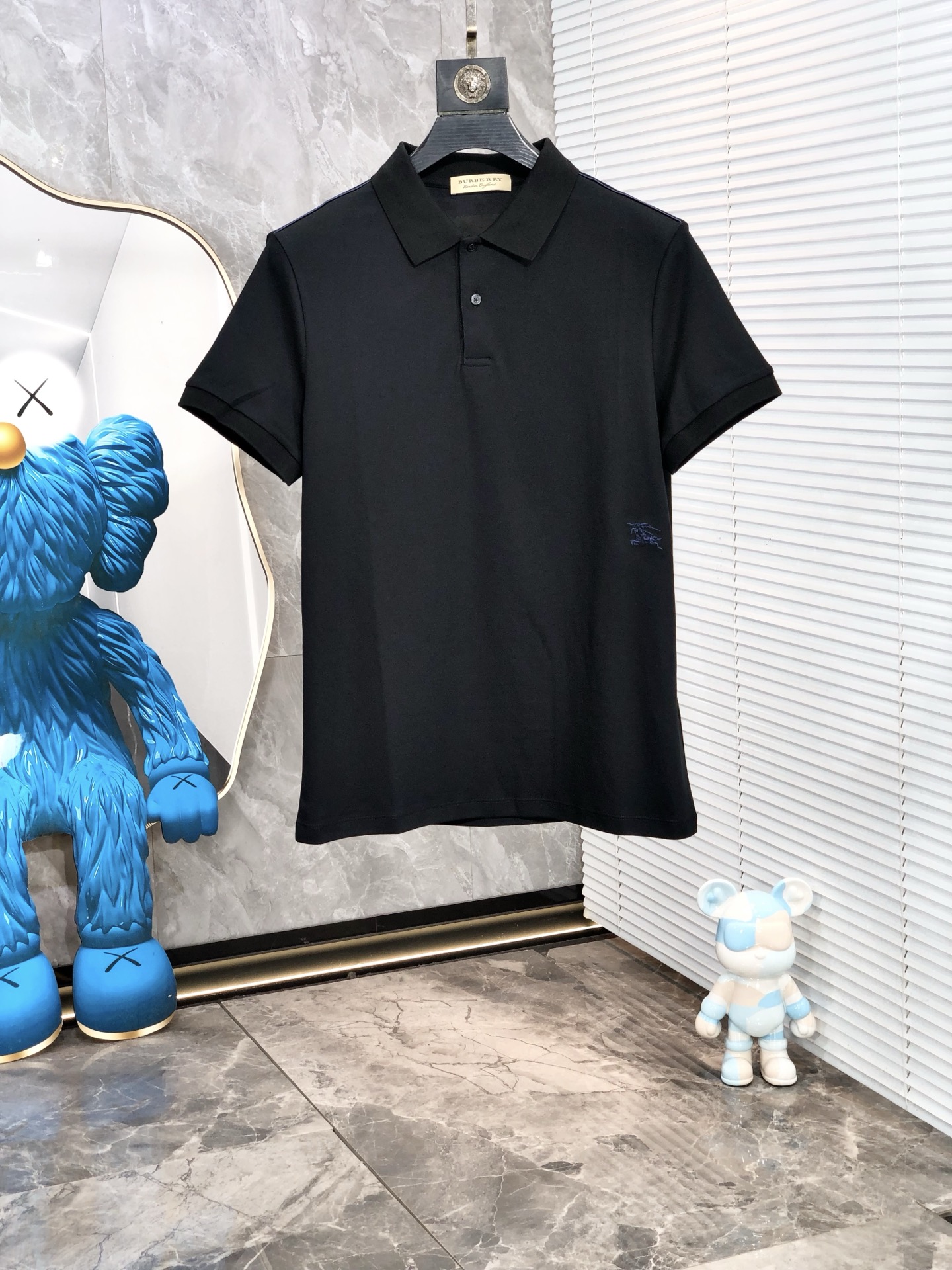 NO:433649,.Burberry. 2025 spring and summer new men's logo short-sleeved polo shirt, continuing the classic business casual lapel POLO shirt. This Polo shirt is made of mercerized double-sided cotton bead floor fabric, and the timeless design can transcend fashion trends. Classic style, 2-brand LOGO three-dimensional and unique, making the overall more detailed. The combination style, the fabric is made of cotton beaded material, comfortable, skin-friendly, breathable, and is a very practical wear for daily commuting and leisure. Highly recommended. Size M-3XL m wear 175/130, burberry, T-shirt, alexander wang19860909.巴宝莉.2025春夏新款男士标识短袖polo衫,延续经典商务休闲翻领POLO恤.该款Polo衫采用丝光双面棉质珠地面料制成,隽永设计可跨越时尚潮流.经典款型,2品牌LOGO立体别致,让整体更具细节感 合体的版型,面料采用全棉珠地料,舒适,亲肤,透气好,平时通勤休闲都很实穿的一款 强烈推荐.尺码M-3XL m穿175/130,,burberry,T-shirt,alexander wang,Men's clothing