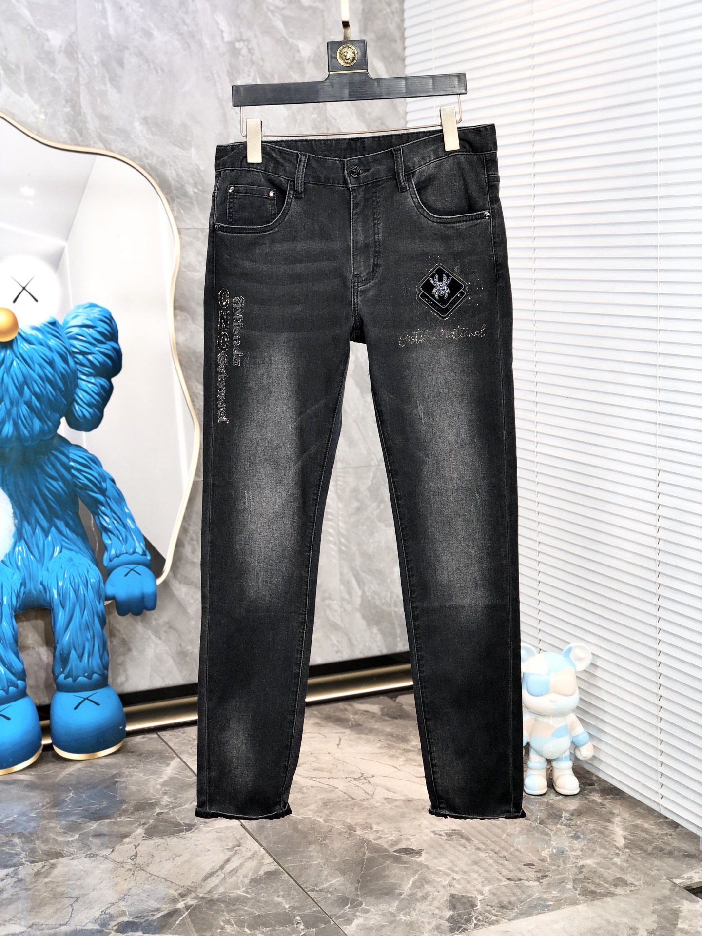 NO:160668,.Dior.2025 spring and summer high-end fashion sense, super soft denim fabric, light-colored washing jeans. The fabric is very special, super fine imitation cotton yarn blend, super soft and comfortable. It has a casual and casual sense of denim, and 5 also has a relaxed and fashionable feeling. The cloth is refreshing, slightly stretchy, super soft and long wearing time, the whole pants are all traditional hand-wiping technology, natural stone grinding and light fermentation washing. Details are exquisite. Size 28-38,,dior,jeans,alexander wang19860909.Dior.2025春夏高级时装感,超柔牛仔面料 , 浅色洗水牛仔裤. 面料很特殊,超细精仿棉纱混纺,超柔舒适感. 具备牛仔随性感 ,休闲感 ,5亦有轻松感 ,时尚感. 布面清爽,微弹力,超柔穿着时间长, 整条裤子全传统手擦工艺,自然石磨轻酵洗水.细节精致感. 尺码28-38,,dior,jeans,alexander wang,Men's clothing