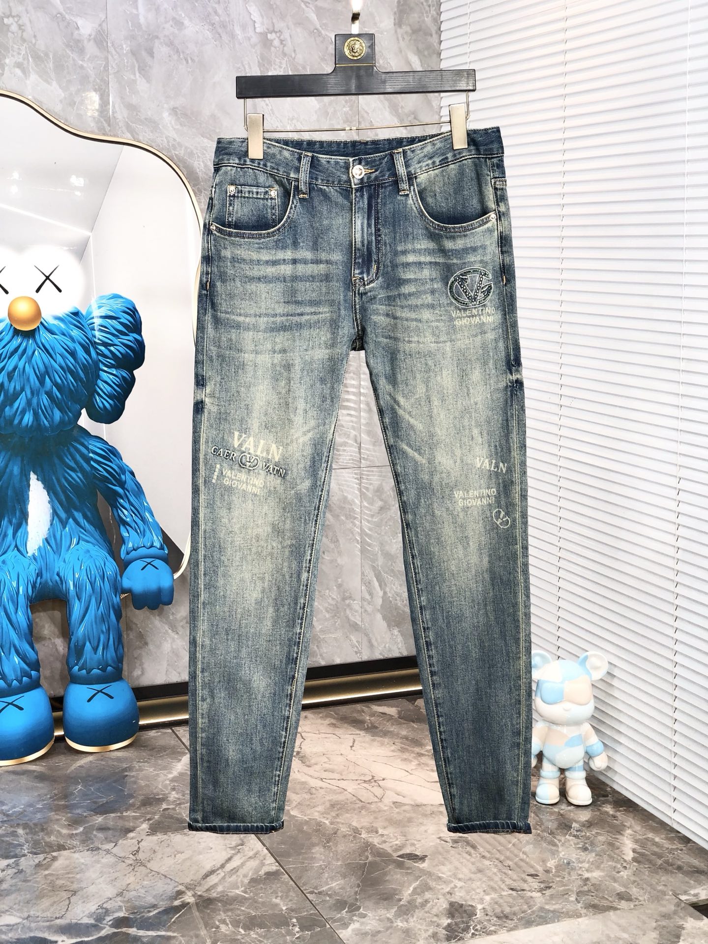 NO:160670,.Valentino.2025 spring and summer high-end fashion sense, super soft denim fabric, light-colored washing jeans. The fabric is very special, super fine imitation cotton yarn blend, super soft and comfortable. It has a casual and casual sense of denim, and 5 also has a relaxed and fashionable feeling. The cloth surface is refreshing, slightly stretchy, super soft wearing time, the whole pants are all traditional hand-wiping technology, natural stone grinding and light fermentation washing. Details are exquisite. Size 28-38,,valentino,jeans,alexander wang19860909.华伦天奴.2025春夏高级时装感,超柔牛仔面料 , 浅色洗水牛仔裤. 面料很特殊,超细精仿棉纱混纺,超柔舒适感. 具备牛仔随性感 ,休闲感 ,5亦有轻松感 ,时尚感. 布面清爽,微弹力,超柔穿着时间长, 整条裤子全传统手擦工艺,自然石磨轻酵洗水.细节精致感. 尺码28-38,,valentino,jeans,alexander wang,Men's clothing