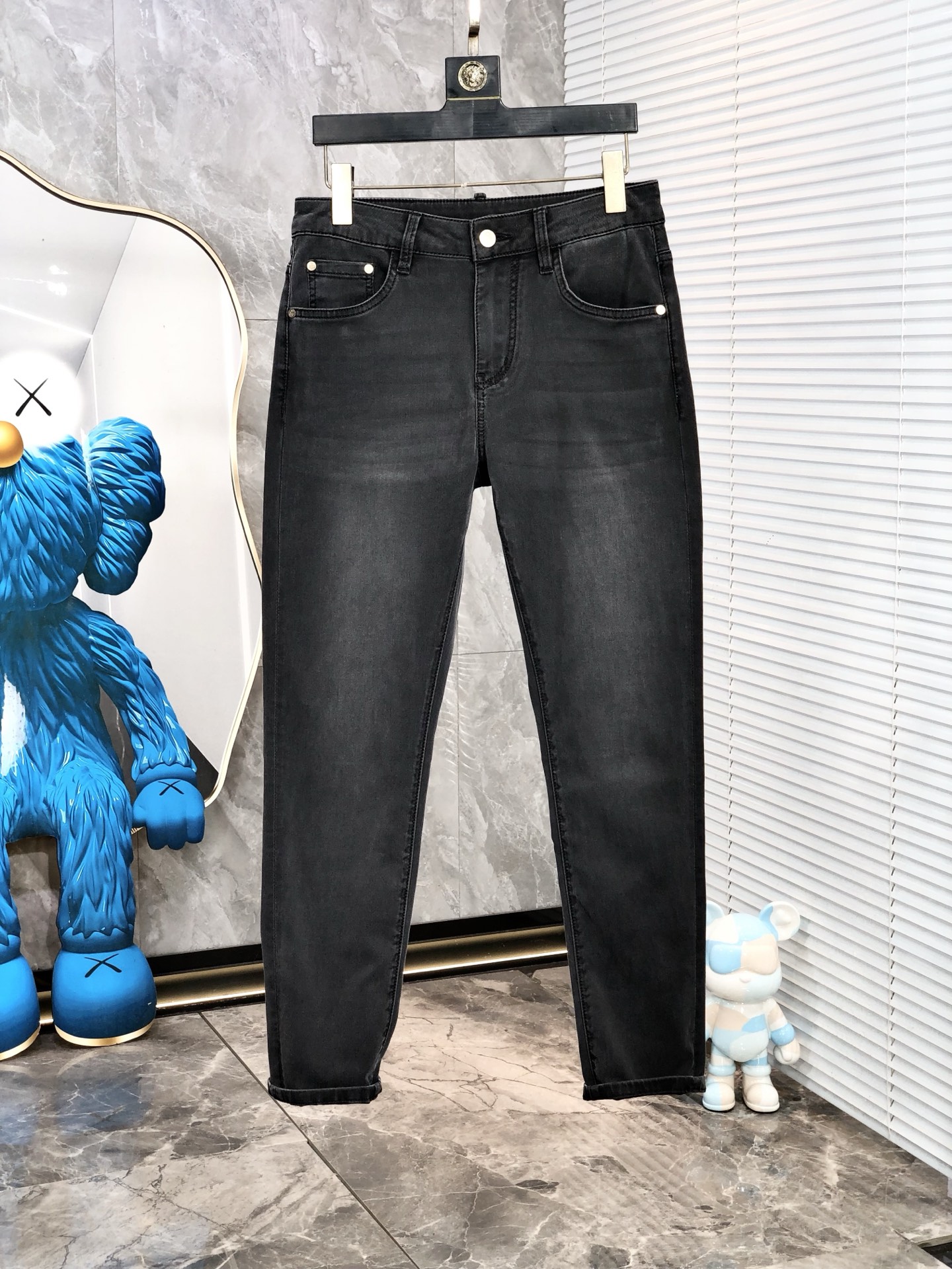 NO:160672,.Prada.2025 spring and summer high-end fashion sense, super soft denim fabric, light-colored washing jeans. The fabric is very special, super fine imitation cotton yarn blend, super soft and comfortable. It has a casual and casual sense of denim, and 5 also has a relaxed and fashionable feeling. The cloth is refreshing, slightly stretchy, super soft and long wearing time, the whole pants are all traditional hand-wiping technology, natural stone grinding and light fermentation washing. Details are exquisite. Size 28-38,,prada,jeans,alexander wang19860909.普拉达.2025春夏高级时装感,超柔牛仔面料 , 浅色洗水牛仔裤. 面料很特殊,超细精仿棉纱混纺,超柔舒适感. 具备牛仔随性感 ,休闲感 ,5亦有轻松感 ,时尚感. 布面清爽,微弹力,超柔穿着时间长, 整条裤子全传统手擦工艺,自然石磨轻酵洗水.细节精致感. 尺码28-38,,prada,jeans,alexander wang,Men's clothing