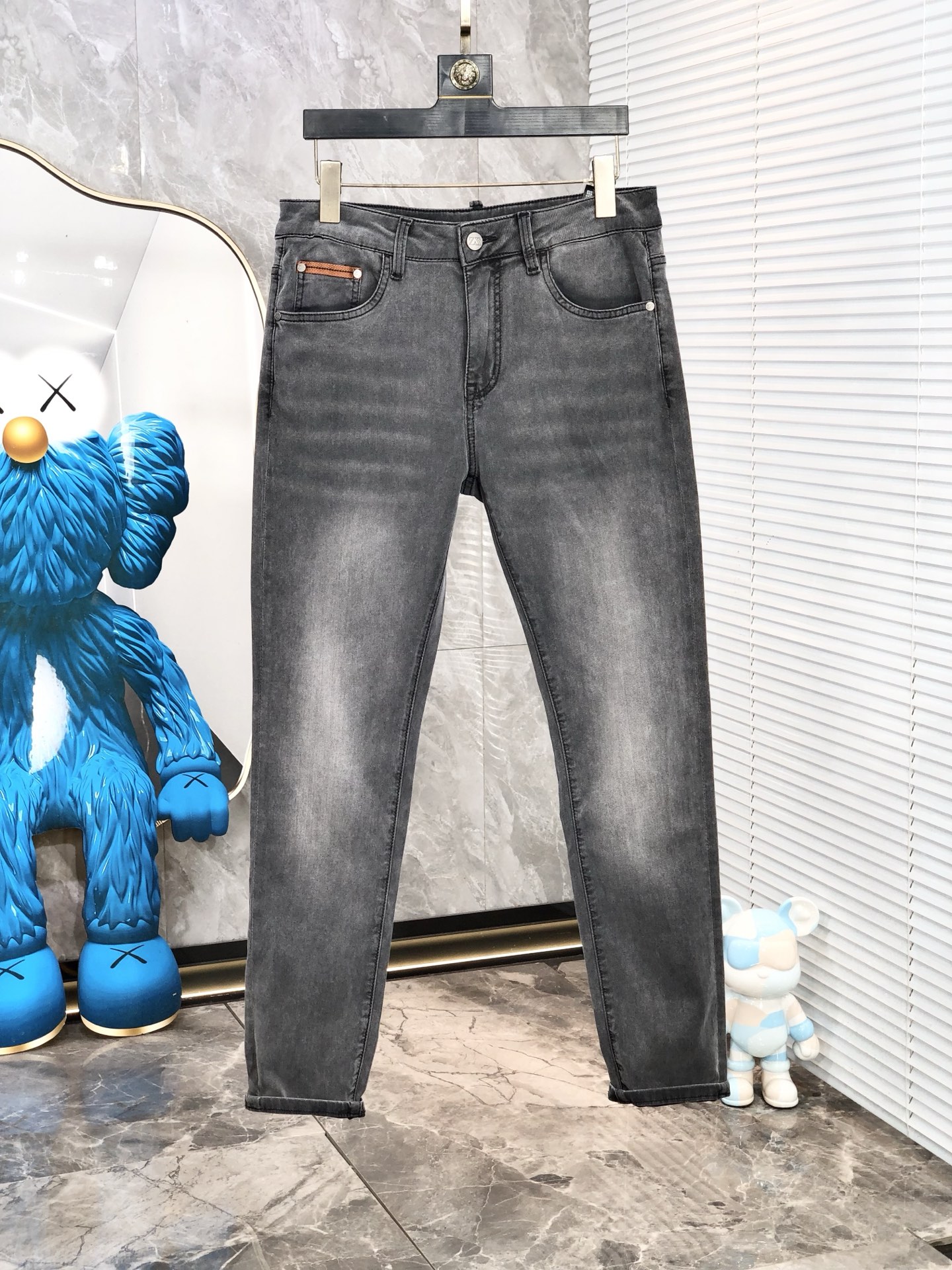 NO:160674,.Jenia. 2025 spring and summer high-end fashion sense, super soft denim fabric, light-colored washing jeans. The fabric is very special, super fine imitation cotton yarn blend, super soft and comfortable. It has a casual and casual sense of denim, and 5 also has a relaxed and fashionable feeling. The cloth is refreshing, slightly stretchy, super soft and long wearing time, the whole pants are all traditional hand-wiping technology, natural stone grinding and light fermentation washing. Details are exquisite. Size 28-38,,zegna, jeans, alexander wang19860909.杰尼亚.2025春夏高级时装感,超柔牛仔面料 , 浅色洗水牛仔裤. 面料很特殊,超细精仿棉纱混纺,超柔舒适感. 具备牛仔随性感 ,休闲感 ,5亦有轻松感 ,时尚感. 布面清爽,微弹力,超柔穿着时间长, 整条裤子全传统手擦工艺,自然石磨轻酵洗水.细节精致感. 尺码28-38,,zegna,jeans,alexander wang,Men's clothing