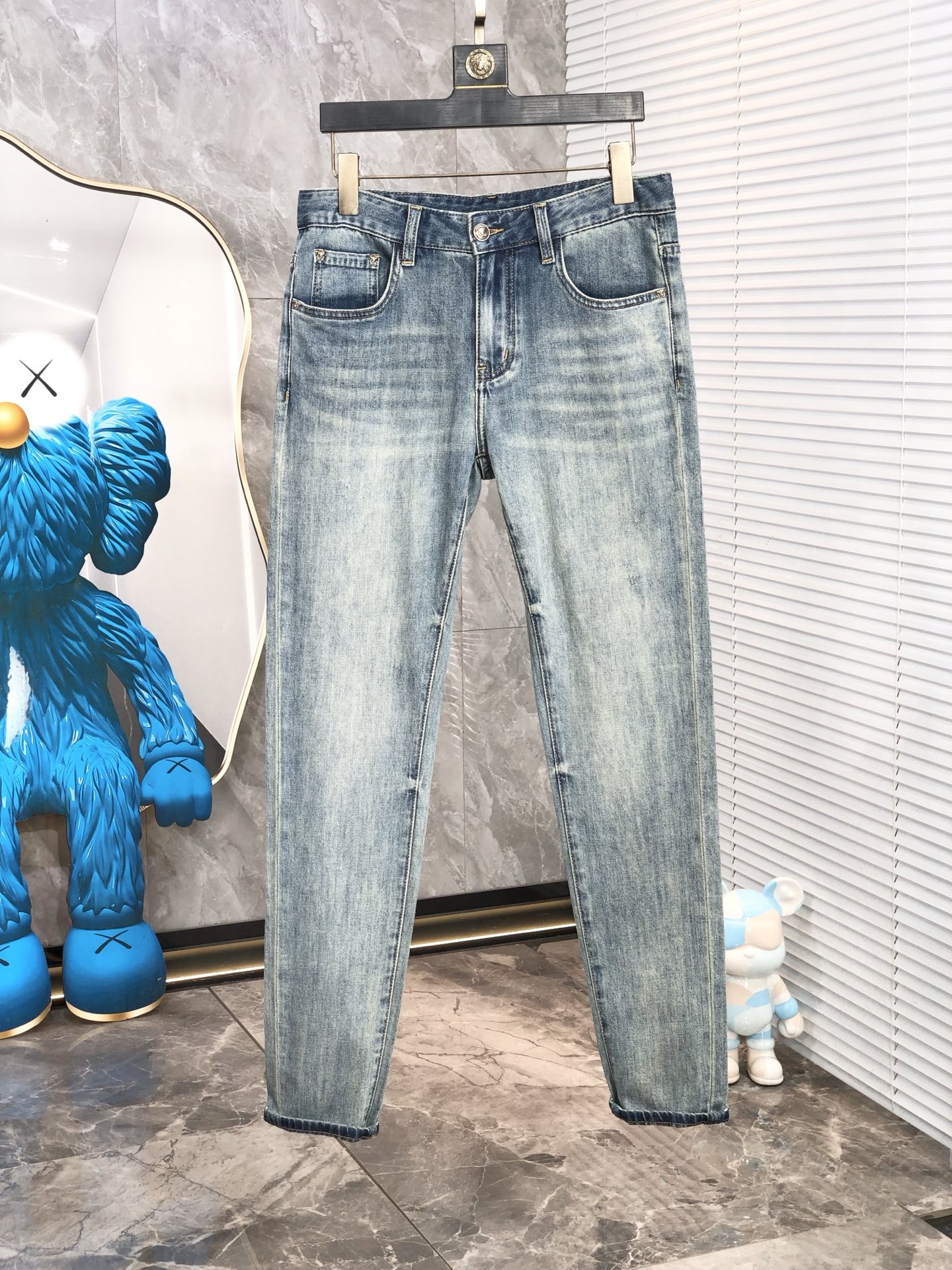 NO:160676,Versace. 2025 spring and summer high-end fashion sense, super soft denim fabric, light-colored washing jeans. The fabric is very special, super fine imitation cotton yarn blend, super soft and comfortable. It has a casual and casual sense of denim, and 5 also has a relaxed and fashionable feeling. The cloth is refreshing, slightly stretchy, super soft and long wearing time, the whole pants are all traditional hand-wiping technology, natural stone grinding and light fermentation washing. Details are exquisite. Size 28-38,,versace,jeans,alexander wang19860909.范思哲.2025春夏高级时装感,超柔牛仔面料 , 浅色洗水牛仔裤. 面料很特殊,超细精仿棉纱混纺,超柔舒适感. 具备牛仔随性感 ,休闲感 ,5亦有轻松感 ,时尚感. 布面清爽,微弹力,超柔穿着时间长, 整条裤子全传统手擦工艺,自然石磨轻酵洗水.细节精致感. 尺码28-38,,versace,jeans,alexander wang,Men's clothing