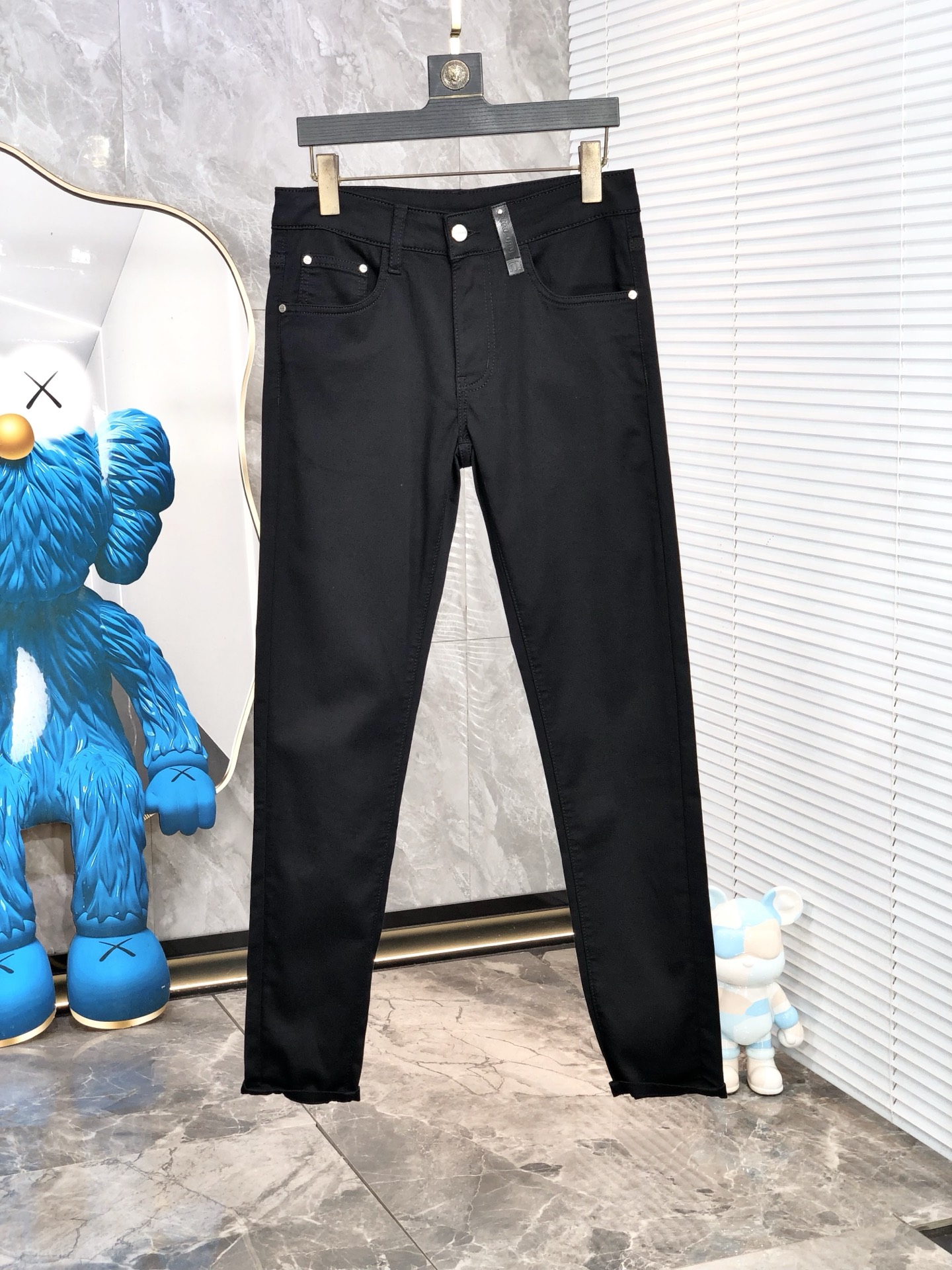 NO:160678,.miumiu.2025 spring and summer high-end fashion sense, super soft denim fabric, light-colored washing jeans. The fabric is very special, super fine imitation cotton yarn blend, super soft and comfortable. It has a casual and casual sense of denim, and 5 also has a relaxed and fashionable feeling. The cloth is refreshing, slightly stretchy, super soft and long wearing time, the whole pants are all traditional hand-wiping technology, natural stone grinding and light fermentation washing. Details are exquisite. Size 28-38,,miumiu, jeans, alexander wang19860909.miumiu.2025春夏高级时装感,超柔牛仔面料 , 浅色洗水牛仔裤. 面料很特殊,超细精仿棉纱混纺,超柔舒适感. 具备牛仔随性感 ,休闲感 ,5亦有轻松感 ,时尚感. 布面清爽,微弹力,超柔穿着时间长, 整条裤子全传统手擦工艺,自然石磨轻酵洗水.细节精致感. 尺码28-38,,miumiu,jeans,alexander wang,Men's clothing