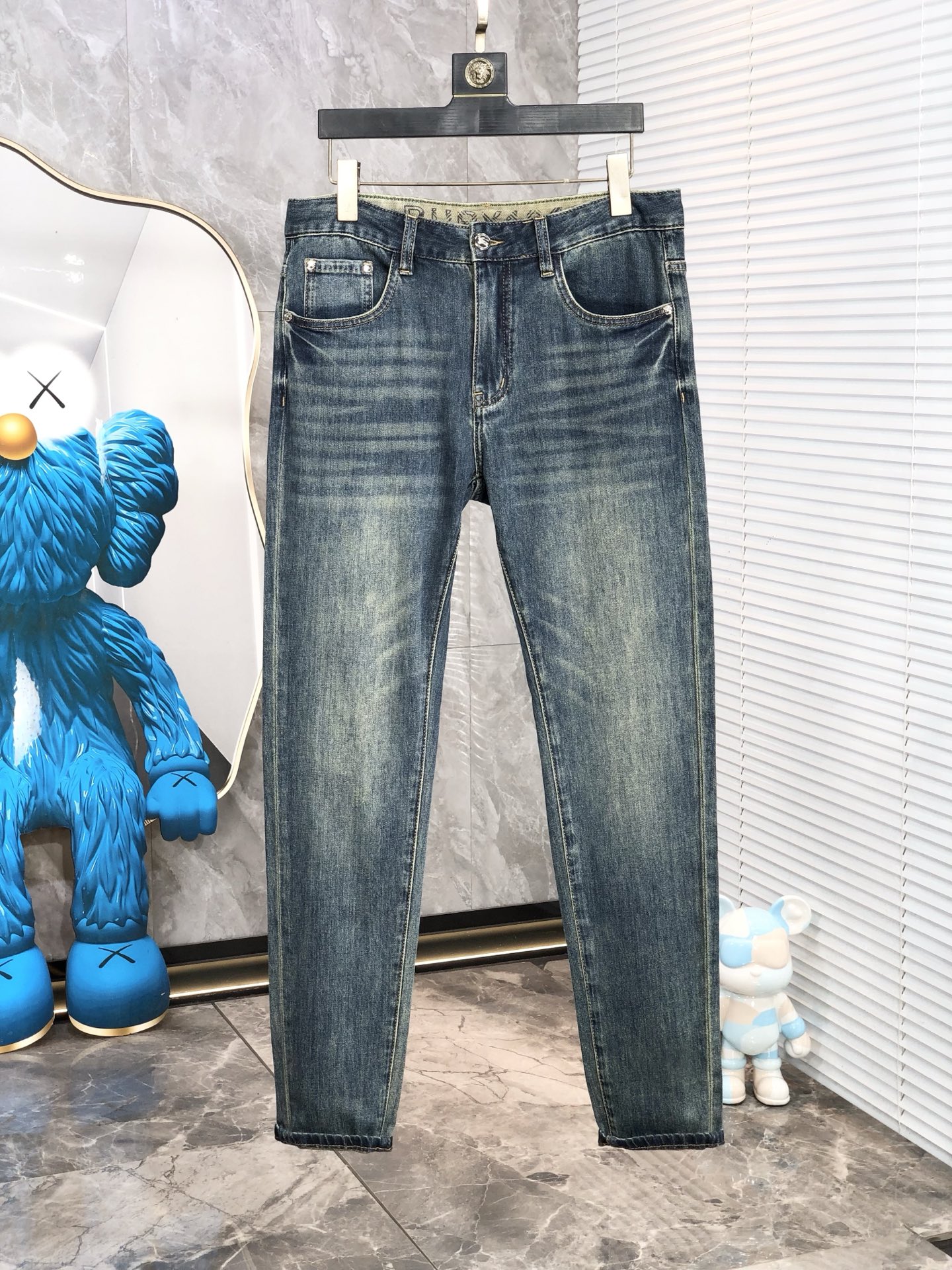 NO:160680,.Burberry.2025 spring and summer high-end fashion sense, super soft denim fabric, light-colored washing jeans. The fabric is very special, super fine imitation cotton yarn blend, super soft and comfortable. It has a casual and casual sense of denim, and 5 also has a relaxed and fashionable feeling. The cloth is refreshing, slightly stretchy, super soft and long wearing time, the whole pants are all traditional hand-wiping technology, natural stone grinding and light fermentation washing. Details are exquisite. Size 28-38,,burberry,jeans,alexander wang19860909.巴宝莉.2025春夏高级时装感,超柔牛仔面料 , 浅色洗水牛仔裤. 面料很特殊,超细精仿棉纱混纺,超柔舒适感. 具备牛仔随性感 ,休闲感 ,5亦有轻松感 ,时尚感. 布面清爽,微弹力,超柔穿着时间长, 整条裤子全传统手擦工艺,自然石磨轻酵洗水.细节精致感. 尺码28-38,,burberry,jeans,alexander wang,Men's clothing