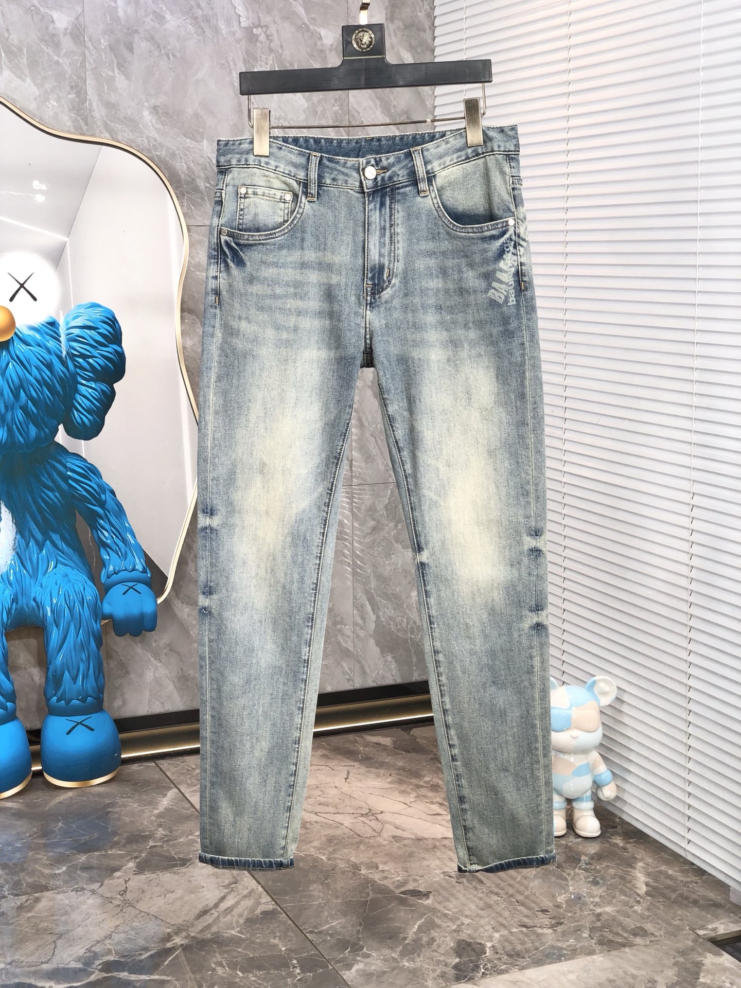 NO:160681,.Balenciaga. 2025 spring and summer high-end fashion sense, super soft denim fabric, light-colored washing jeans. The fabric is very special, super fine imitation cotton yarn blend, super soft and comfortable. It has a casual and casual sense of denim, and 5 also has a relaxed and fashionable feeling. The cloth is refreshing, slightly stretchy, super soft and long wearing time, the whole pants are all traditional hand-wiping technology, natural stone grinding and light fermentation washing. Details are exquisite. Size 28-38,,balenciaga, jeans,alexander wang19860909.巴黎世家.2025春夏高级时装感,超柔牛仔面料 , 浅色洗水牛仔裤. 面料很特殊,超细精仿棉纱混纺,超柔舒适感. 具备牛仔随性感 ,休闲感 ,5亦有轻松感 ,时尚感. 布面清爽,微弹力,超柔穿着时间长, 整条裤子全传统手擦工艺,自然石磨轻酵洗水.细节精致感. 尺码28-38,,balenciaga,jeans,alexander wang,Men's clothing