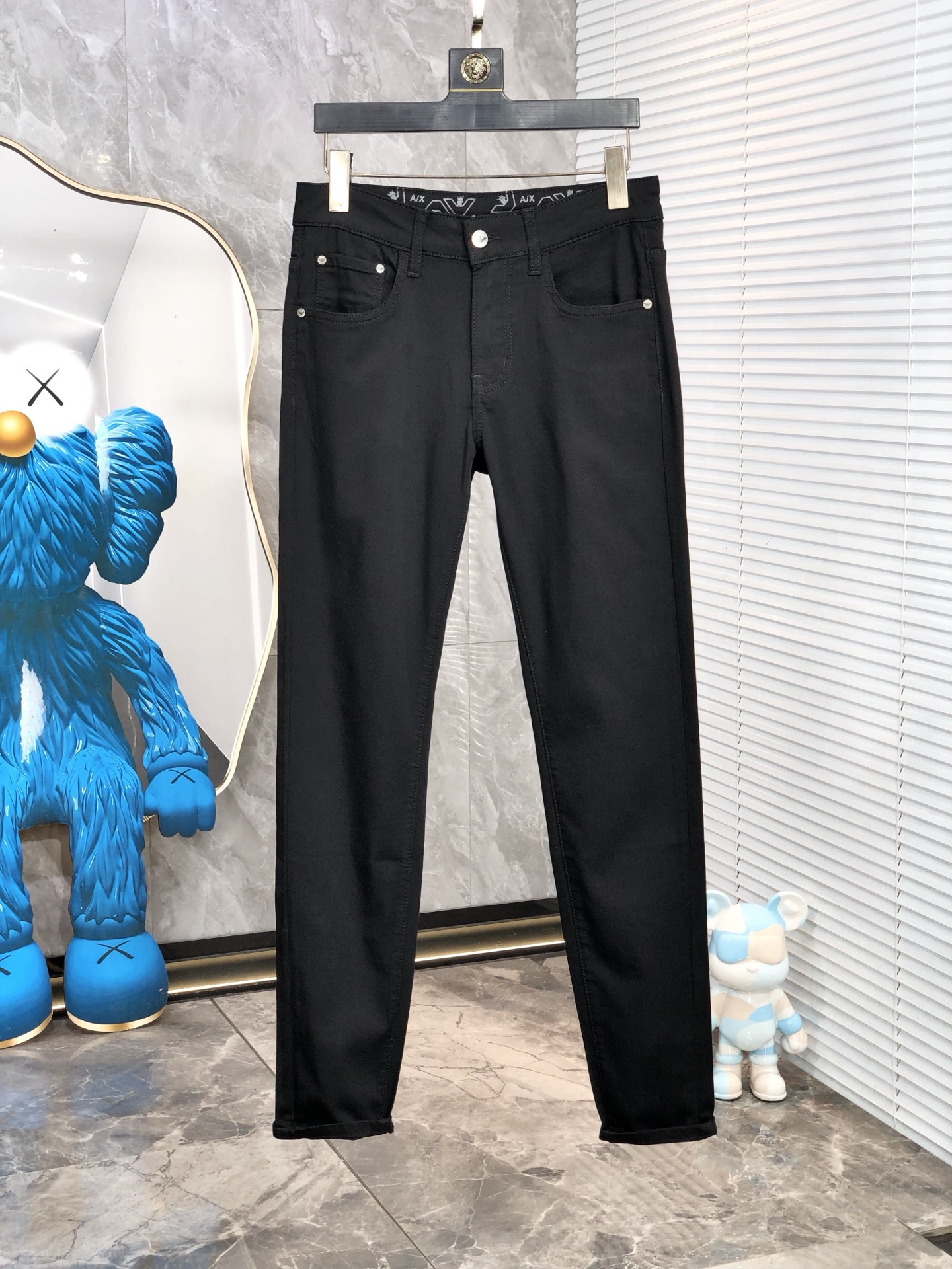 NO:160667,.Amani.2025 spring and summer high-end fashion sense, super soft denim fabric, light-colored washing jeans. The fabric is very special, super fine imitation cotton yarn blend, super soft and comfortable. It has a casual and casual sense of denim, and also has a relaxed and fashionable feeling. The cloth is refreshing, slightly stretchy, super soft and long-lasting, the whole pants are fully traditional hand-wiping technology, natural stone grinding and light fermentation washing. Details are exquisite. Size 28-38,,armani, jeans, alexander wang19860909.阿玛尼.2025春夏高级时装感,超柔牛仔面料 , 浅色洗水牛仔裤. 面料很特殊,超细精仿棉纱混纺,超柔舒适感. 具备牛仔随性感 ,休闲感 ,5亦有轻松感 ,时尚感. 布面清爽,微弹力,超柔穿着时间长, 整条裤子全传统手擦工艺,自然石磨轻酵洗水.细节精致感. 尺码28-38,,armani,jeans,alexander wang,Men's clothing