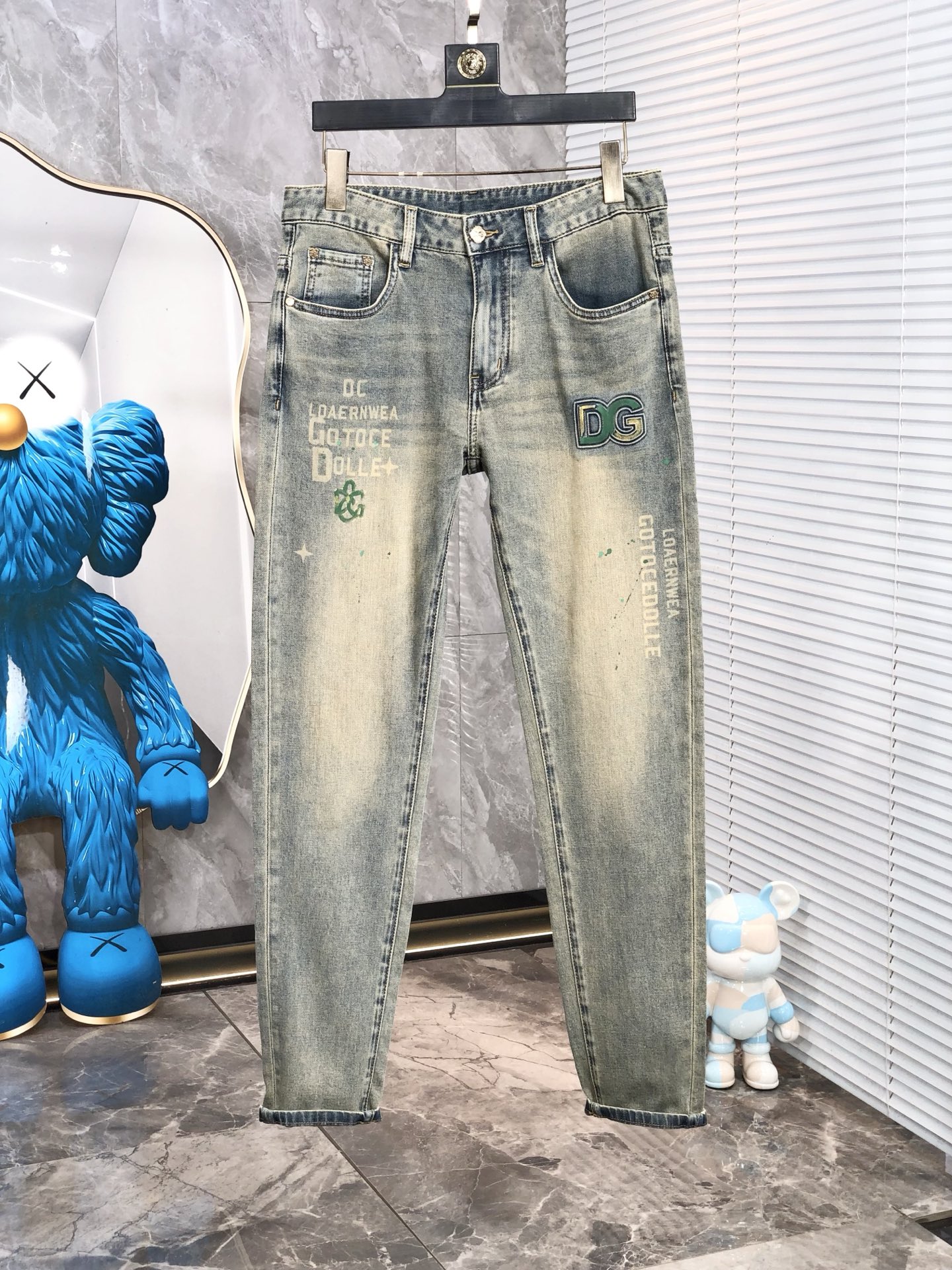 NO:160669,.D&G.2025 spring and summer high-end fashion sense, super soft denim fabric, light-colored washing jeans. The fabric is very special, super fine imitation cotton yarn blend, super soft and comfortable. It has a casual and casual sense of denim, and also has a relaxed and fashionable feeling. The cloth is refreshing, slightly stretchy, super soft and long wearing time, the whole pants are all traditional hand-wiping technology, natural stone grinding and light fermentation washing. Details are exquisite. Size 28-38,,Dolce&Gabbana, jeans, alexander wang19860909.D&G.2025春夏高级时装感,超柔牛仔面料 , 浅色洗水牛仔裤. 面料很特殊,超细精仿棉纱混纺,超柔舒适感. 具备牛仔随性感 ,休闲感 ,5亦有轻松感 ,时尚感. 布面清爽,微弹力,超柔穿着时间长, 整条裤子全传统手擦工艺,自然石磨轻酵洗水.细节精致感. 尺码28-38,,Dolce&Gabbana,jeans,alexander wang,Men's clothing