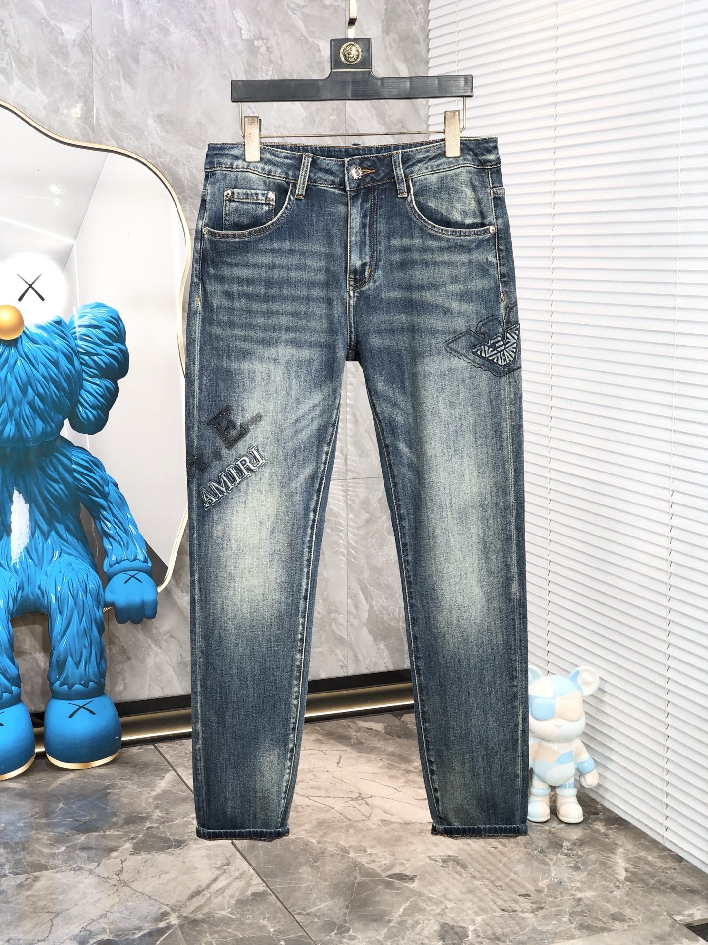 NO:160671,.Amani.2025 spring and summer high-end fashion sense, super soft denim fabric, light-colored washing jeans. The fabric is very special, super fine imitation cotton yarn blend, super soft and comfortable. It has a casual and casual sense of denim, and also has a relaxed and fashionable feeling. The cloth is refreshing, slightly stretchy, super soft and long wearing time, the whole pants are all traditional hand-wiping technology, natural stone grinding and light fermentation washing. Details are exquisite. Size 28-38,,armani, jeans, alexander wang19860909.阿玛尼.2025春夏高级时装感,超柔牛仔面料 , 浅色洗水牛仔裤. 面料很特殊,超细精仿棉纱混纺,超柔舒适感. 具备牛仔随性感 ,休闲感 ,5亦有轻松感 ,时尚感. 布面清爽,微弹力,超柔穿着时间长, 整条裤子全传统手擦工艺,自然石磨轻酵洗水.细节精致感. 尺码28-38,,armani,jeans,alexander wang,Men's clothing