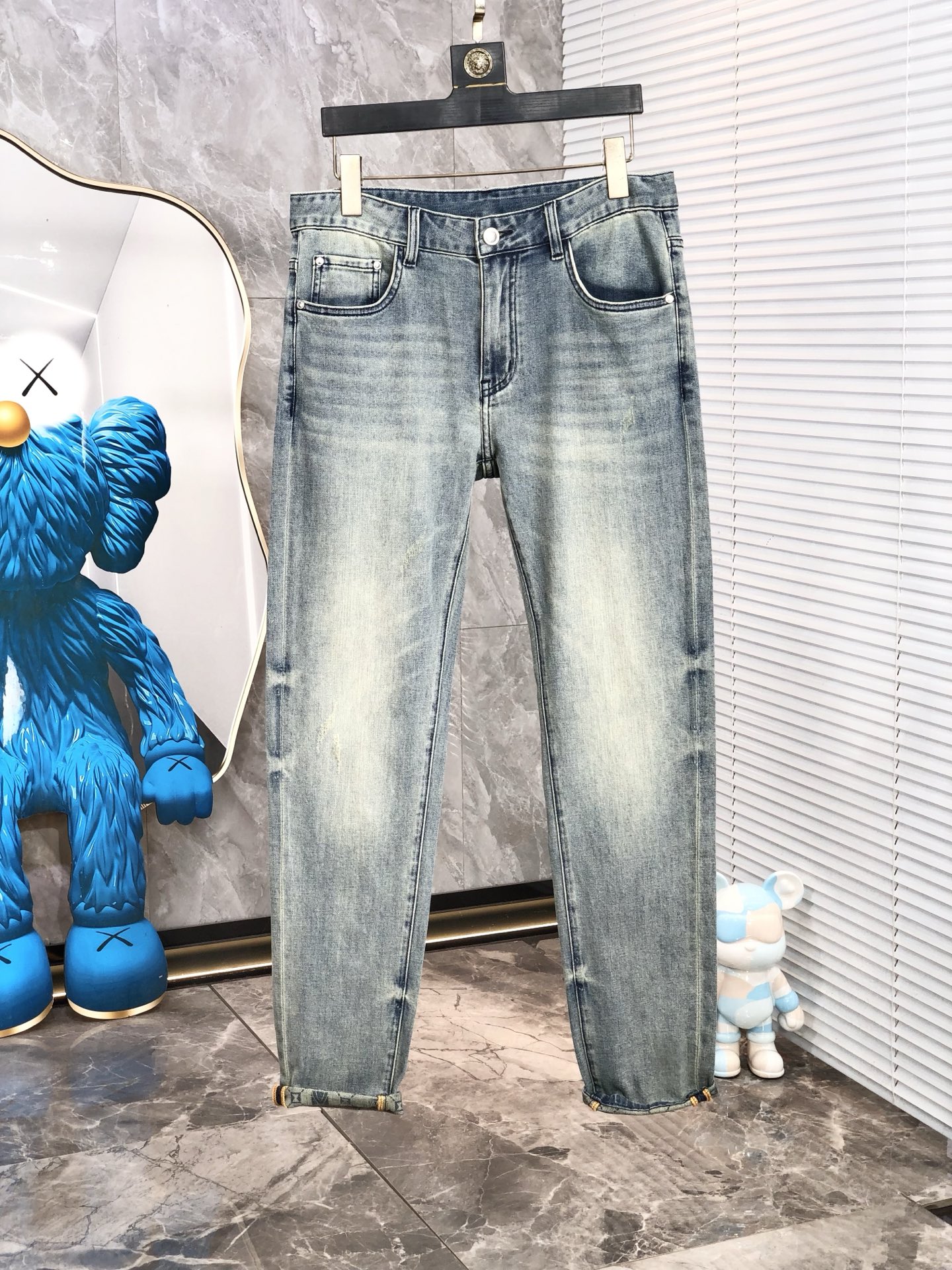 NO:160673,.Valentino.2025 spring and summer high-end fashion sense, super soft denim fabric, light-colored washing jeans. The fabric is very special, super fine imitation cotton yarn blend, super soft and comfortable. It has a casual and casual sense of denim, and 5 also has a relaxed and fashionable feeling. The cloth surface is refreshing, slightly stretchy, super soft wearing time, the whole pants are all traditional hand-wiping technology, natural stone grinding and light fermentation washing. Details are exquisite. Size 28-38,,valentino,jeans,alexander wang19860909.华伦天奴.2025春夏高级时装感,超柔牛仔面料 , 浅色洗水牛仔裤. 面料很特殊,超细精仿棉纱混纺,超柔舒适感. 具备牛仔随性感 ,休闲感 ,5亦有轻松感 ,时尚感. 布面清爽,微弹力,超柔穿着时间长, 整条裤子全传统手擦工艺,自然石磨轻酵洗水.细节精致感. 尺码28-38,,valentino,jeans,alexander wang,Men's clothing