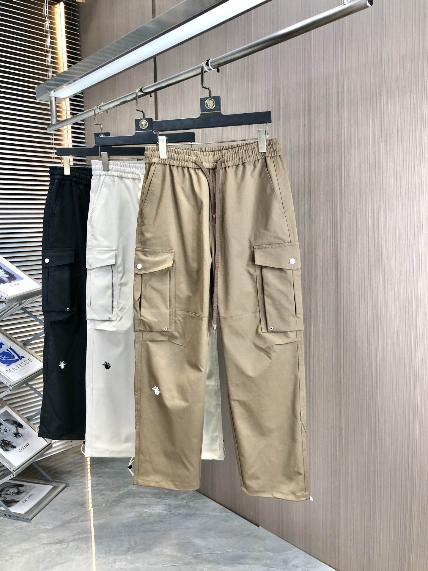 NO:467135,.Dior.2025 spring and summer new casual work pants Fashionable and casual casual style Micro-stretch fabric The fabric is comfortable and soft, breaking through the feel of conventional denim fabrics, not stuffy, and excellent comfort. It is free and versatile, and it does not deform for a long time. The upper body effect is excellent. h is elegant and elegant, 8 design is constantly innovating but always maintains noble and elegant style and taste, interpreting fashion charm, fashionable and casual products, counter code number s-xxL.s wear 27.28,,dior,alexander wang19860909.Dior.2025春夏季新款休闲工装裤 时尚休闲 休闲版型 微弹力面料 面料舒适柔软,突破常规牛仔的面料手感,不闷热,舒适感极佳.随意百搭 久洗不变形 上身效果极佳.h大方优雅的剪裁,8设计不断创新却始终保持着高贵优雅的风格和品位 演绎时尚魅惑 时尚休闲佳品 专柜码数s-xxL.s穿27.28,,dior,alexander wang,Men's clothing