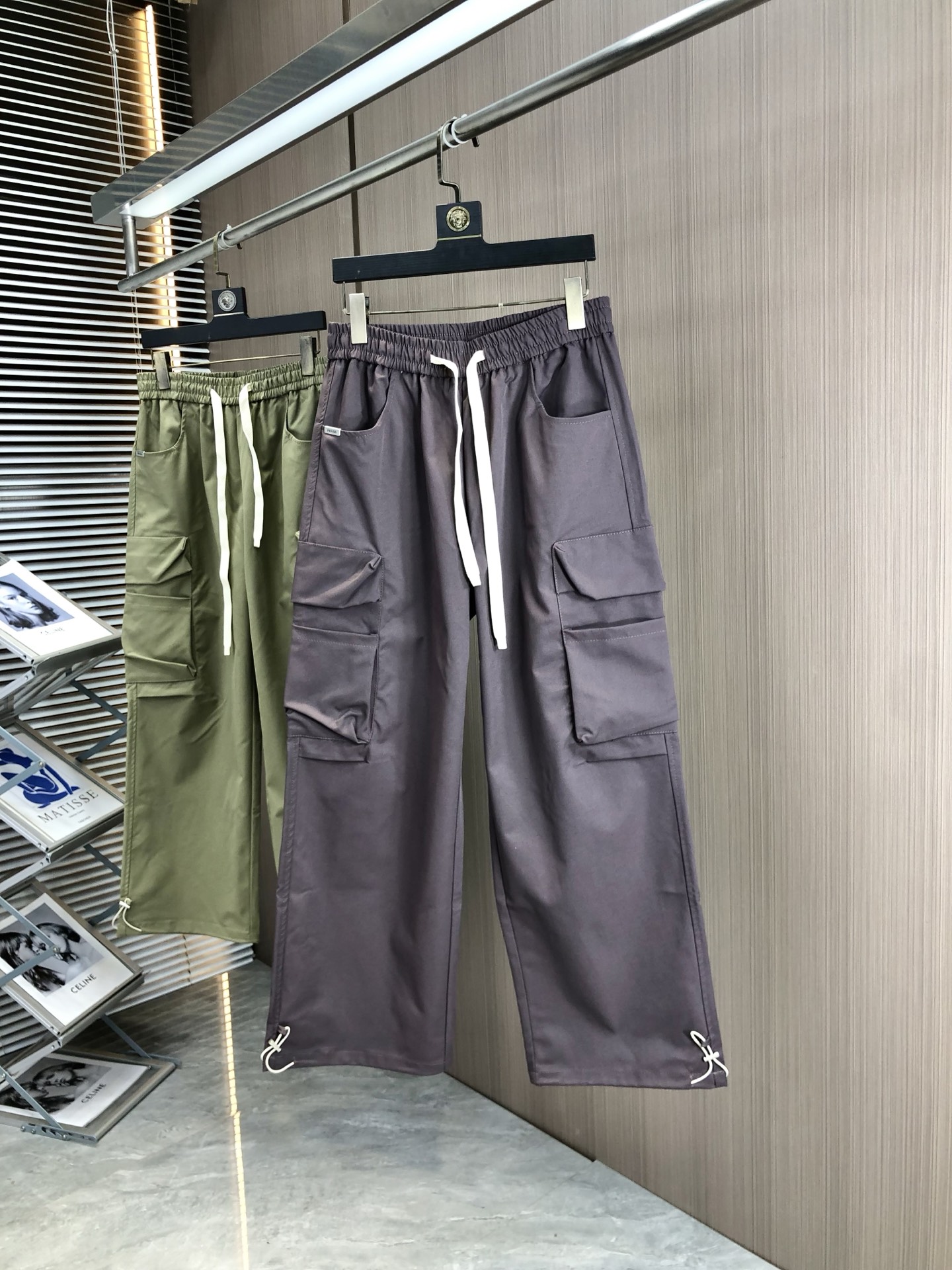 NO:494974,.Prada. New style casual work pants for spring and summer 2025 Fashion and casual casual style Micro-stretch fabric The fabric is comfortable and soft, breaking through the feel of conventional denim fabrics, not stuffy, and excellent comfort. It is free and versatile, and it does not deform for a long time. The upper body effect is excellent. h is elegant and elegant, 8 design is constantly innovating but always maintains noble and elegant style and taste, interpreting fashion charm, fashionable and casual products, counter code number s-xxL.s wear 27.28,,prada,alexander wang19860909.普拉达.2025春夏季新款休闲工装裤 时尚休闲 休闲版型 微弹力面料 面料舒适柔软,突破常规牛仔的面料手感,不闷热,舒适感极佳.随意百搭 久洗不变形 上身效果极佳.h大方优雅的剪裁,8设计不断创新却始终保持着高贵优雅的风格和品位 演绎时尚魅惑 时尚休闲佳品 专柜码数s-xxL.s穿27.28,,prada,alexander wang,Men's clothing