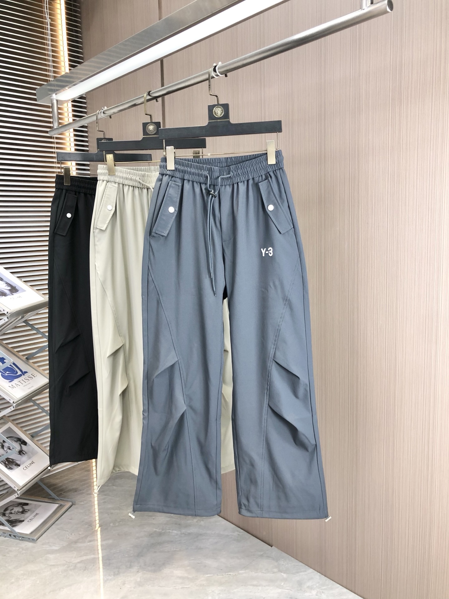 NO:161859,.Y3. New casual work pants for spring and summer 2025 Fashion and casual casual casual style Micro-stretch fabric The fabric is comfortable and soft, breaking through the feel of conventional denim fabrics, not stuffy, and has excellent comfort. It is free and versatile, and it does not deform after washing for a long time. The upper body effect is excellent. h is elegant and elegant, 8 design is constantly innovating but always maintains noble and elegant style and taste, interpreting fashion charm, fashionable and casual products, counter code number s-xxL.s wear 27.28,,alexander wang19860909.Y3.2025春夏季新款休闲工装裤 时尚休闲 休闲版型 微弹力面料 面料舒适柔软,突破常规牛仔的面料手感,不闷热,舒适感极佳.随意百搭 久洗不变形 上身效果极佳.h大方优雅的剪裁,8设计不断创新却始终保持着高贵优雅的风格和品位 演绎时尚魅惑 时尚休闲佳品 专柜码数s-xxL.s穿27.28,,alexander wang,Men's clothing