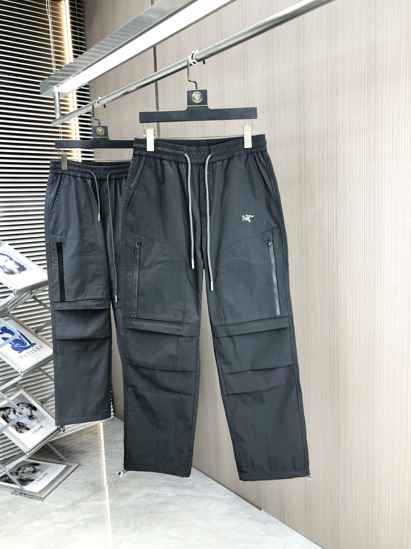 NO:161861,.Architecture Bird. 2025 spring and summer new casual work pants. Fashionable and casual casual style. Micro-stretch fabric. The fabric is comfortable and soft, breaking through the feel of conventional denim fabrics, not stuffy, and has excellent comfort. It is free and versatile. It is washed for a long time and does not deform. The upper body has excellent effect. h is elegant and elegant, 8 design is constantly innovating but always maintains noble and elegant style and taste. It interprets the charm of fashion. Fashion and casual products. Counter code s-xxL.s wear 27.28, arc'teryx, alexander wang19860909.始祖鸟.2025春夏季新款休闲工装裤 时尚休闲 休闲版型 微弹力面料 面料舒适柔软,突破常规牛仔的面料手感,不闷热,舒适感极佳.随意百搭 久洗不变形 上身效果极佳.h大方优雅的剪裁,8设计不断创新却始终保持着高贵优雅的风格和品位 演绎时尚魅惑 时尚休闲佳品 专柜码数s-xxL.s穿27.28,arc'teryx,alexander wang,Men's clothing