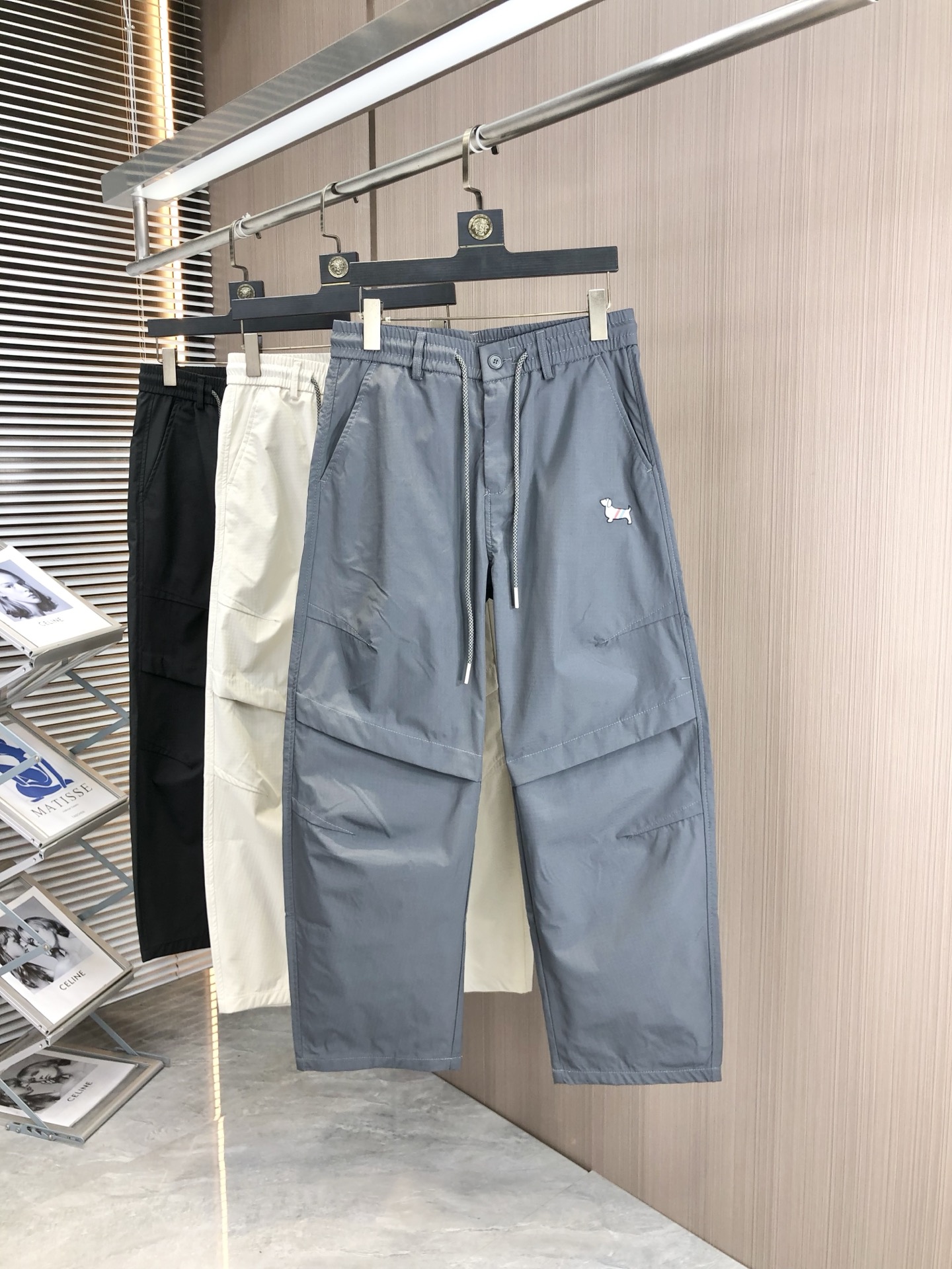 NO:161863,.TB. 2025 spring and summer new casual work pants Fashionable and casual casual style Micro-stretch fabric The fabric is comfortable and soft, breaking through the feel of conventional denim fabrics, not stuffy, and has excellent comfort. It is free and versatile, and it does not deform for a long time. The upper body effect is excellent. h is elegant and elegant, 8 design is constantly innovating but always maintains noble and elegant style and taste, interpreting fashion charm, fashionable and casual products, counter code number s-xxL.s wear 27.28,,alexander wang19860909.TB.2025春夏季新款休闲工装裤 时尚休闲 休闲版型 微弹力面料 面料舒适柔软,突破常规牛仔的面料手感,不闷热,舒适感极佳.随意百搭 久洗不变形 上身效果极佳.h大方优雅的剪裁,8设计不断创新却始终保持着高贵优雅的风格和品位 演绎时尚魅惑 时尚休闲佳品 专柜码数s-xxL.s穿27.28,,alexander wang,Men's clothing