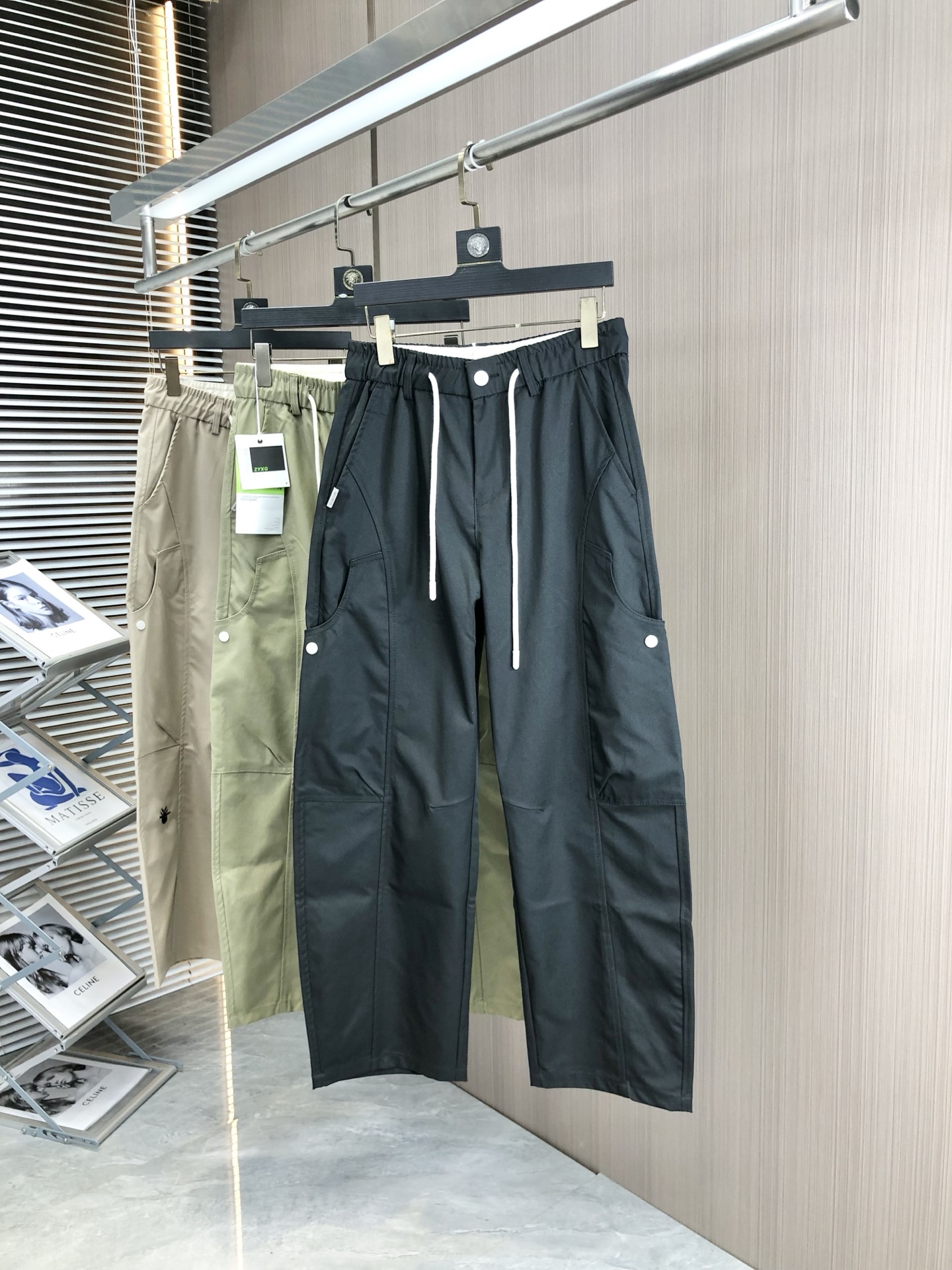 NO:161865,.Balenciaga. New style casual work pants in spring and summer 2025 Fashion and casual casual style Micro-stretch fabric The fabric is comfortable and soft, breaking through the feel of conventional denim fabrics, not stuffy, and excellent comfort. It is free and versatile, and it does not deform for a long time. The upper body effect is excellent. h is elegant and elegant, 8 design is constantly innovating but always maintains noble and elegant style and taste, interpreting fashion charm, fashionable and casual products, counter code number s-xxL.s wear 27.28,,balenciaga,alexander wang19860909.巴黎世家.2025春夏季新款休闲工装裤 时尚休闲 休闲版型 微弹力面料 面料舒适柔软,突破常规牛仔的面料手感,不闷热,舒适感极佳.随意百搭 久洗不变形 上身效果极佳.h大方优雅的剪裁,8设计不断创新却始终保持着高贵优雅的风格和品位 演绎时尚魅惑 时尚休闲佳品 专柜码数s-xxL.s穿27.28,,balenciaga,alexander wang,Men's clothing