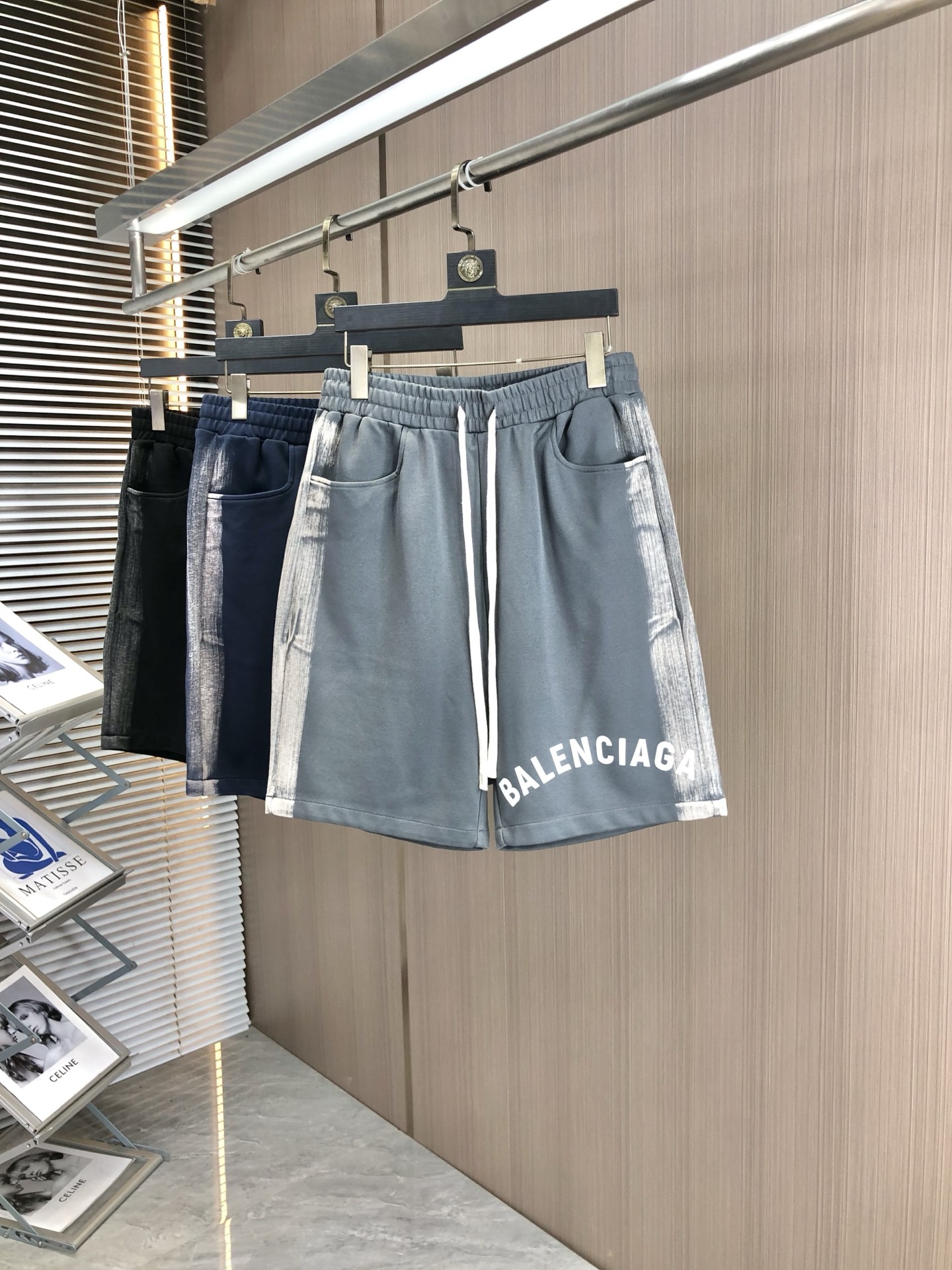 NO:161869,.Balenica. New spring and summer elastic strap casual shorts, customized counter fabric, breathable and comfortable, impeccable details, brand element design concept, h reflects high quality.8 delicate and soft feel!  It is casually cut, with a great upper body style!  Count s-xxL.s wear 27.28, balenciaga, shorts, alexander wang19860909.巴黎世家.25春夏新款松紧带休闲短裤,专柜定制面料 透气舒适度高,细节无可挑剔,品牌元素设计理念,h体现高品质.8手感细腻柔软！呈现休闲裁剪,上身版型超赞！码数s-xxL.s穿27.28,,balenciaga,shorts,alexander wang,Men's clothing