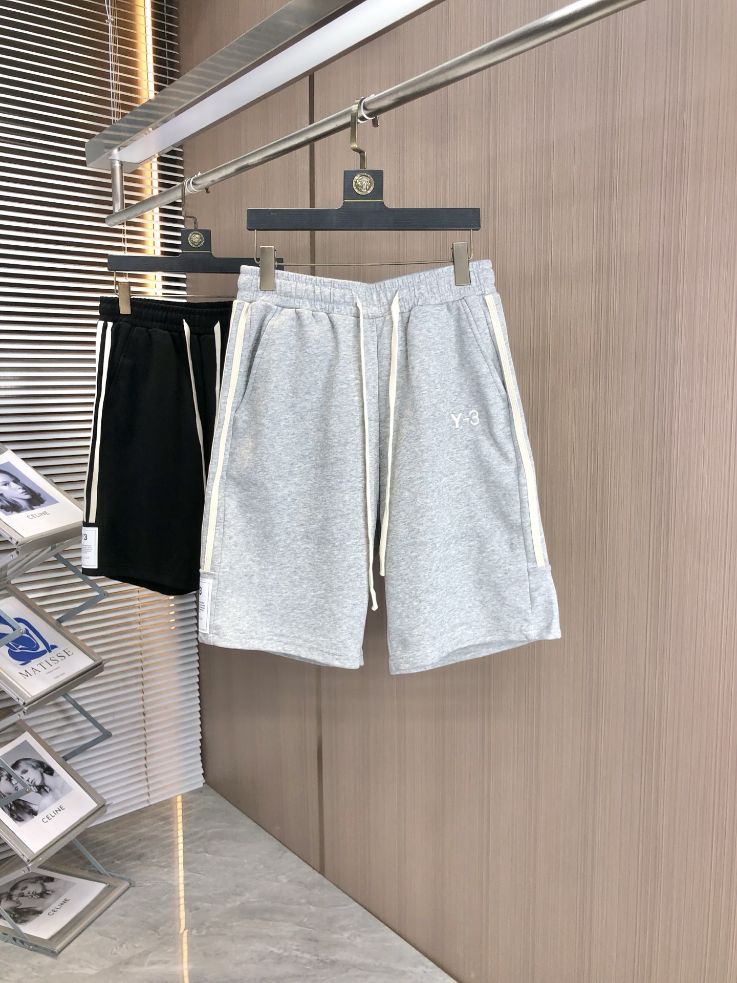 NO:161871,.Y3.25 spring and summer new elastic strap casual shorts, customized counter fabric, breathable and comfortable, impeccable details, brand element design concept, h reflects high quality.8 delicate and soft feel!  It is casually cut, with a great upper body style!  Count s-xxL.s wear 27.28, shorts, alexander wang19860909.Y3 .25春夏新款松紧带休闲短裤,专柜定制面料 透气舒适度高,细节无可挑剔,品牌元素设计理念,h体现高品质.8手感细腻柔软！呈现休闲裁剪,上身版型超赞！码数s-xxL.s穿27.28,,shorts,alexander wang,Men's clothing