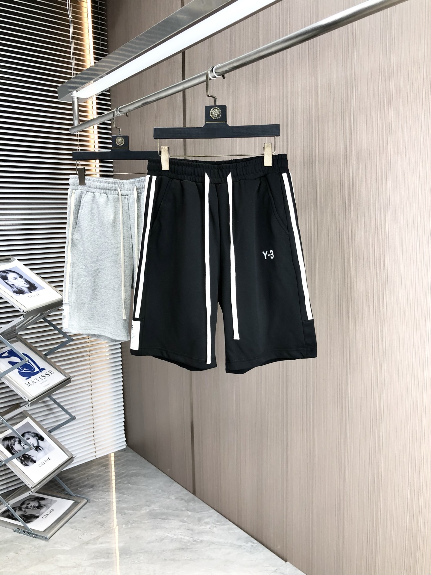 NO:161873,.Y3.25 spring and summer new elastic strap casual shorts, customized counter fabric, breathable and comfortable, impeccable details, brand element design concept, h reflects high quality.8 delicate and soft feel!  It is casually cut, with a great upper body style!  Count s-xxL.s wear 27.28, shorts, alexander wang19860909.Y3.25春夏新款松紧带休闲短裤,专柜定制面料 透气舒适度高,细节无可挑剔,品牌元素设计理念,h体现高品质.8手感细腻柔软！呈现休闲裁剪,上身版型超赞！码数s-xxL.s穿27.28,,shorts,alexander wang,Men's clothing